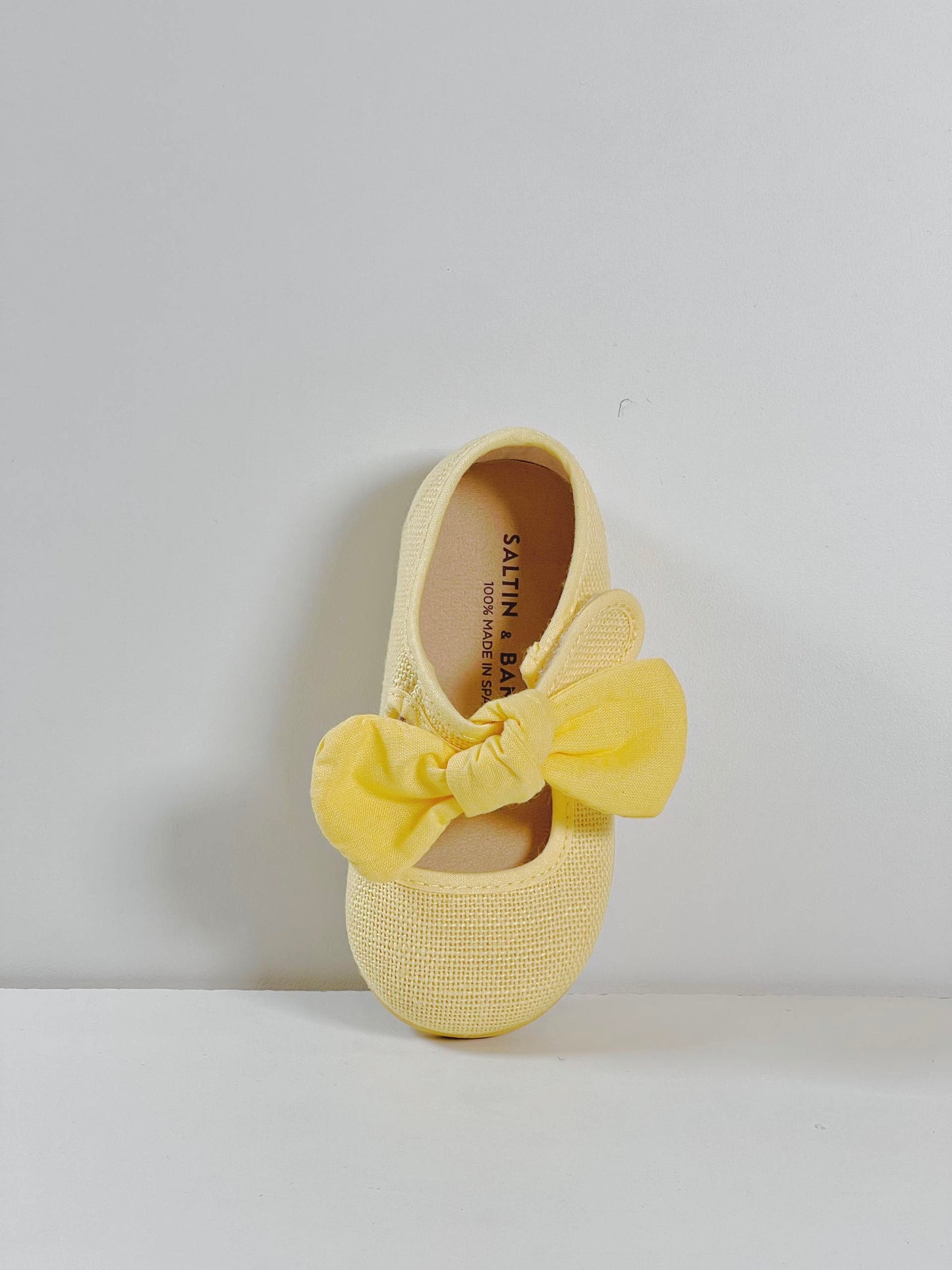 Mercedita de Lino con Lazo Amarillo Pastel