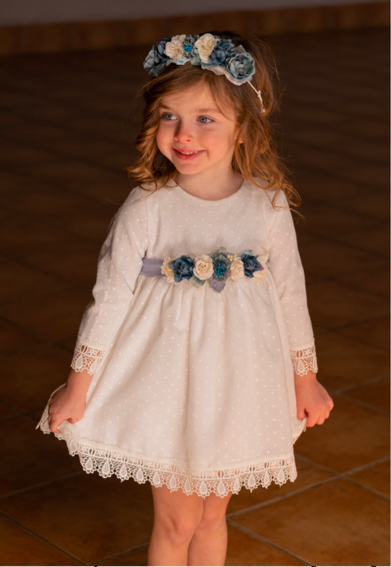 Vestido Ceremonia de Plumeti con Fajon de Flores Azul Empolvado