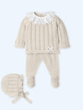 Conjunto Perle Natural con Cuello de Encaje Blanco Bordado y Detalle de Lazo Blanco Capota a Juego