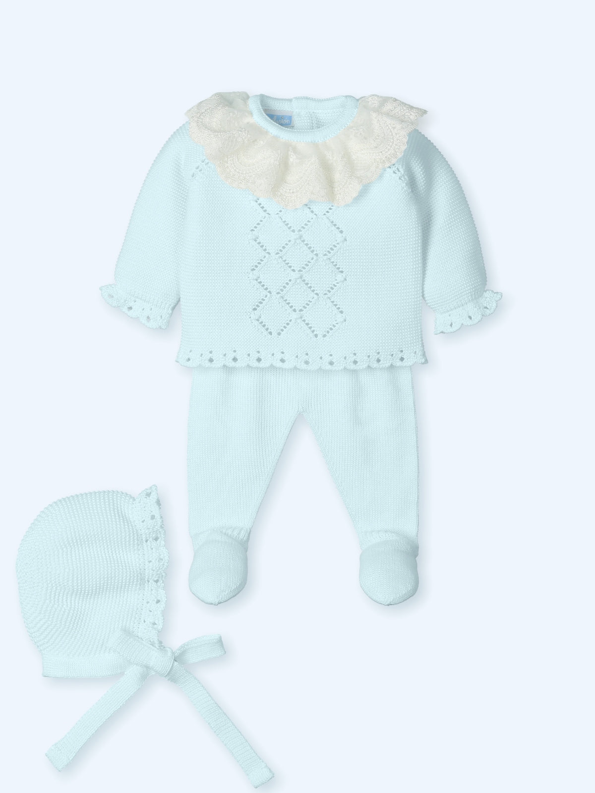 Conjunto Perle Celeste con Maxi Cuello de Encaje Bordado y Rombos Tejidos Capota a Juego