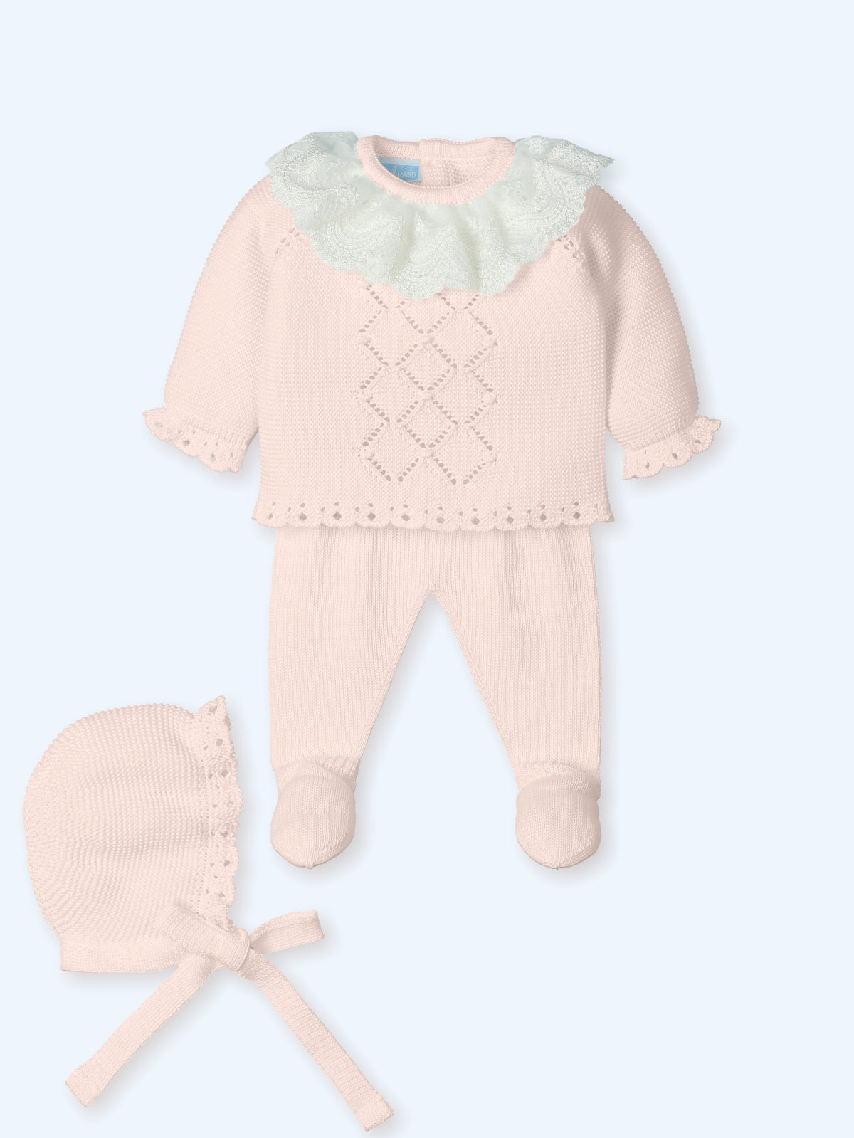 Conjunto Perle Rosa Empolvado con Maxi Cuello de Encaje Bordado y Rombos Tejidos Capota a Juego