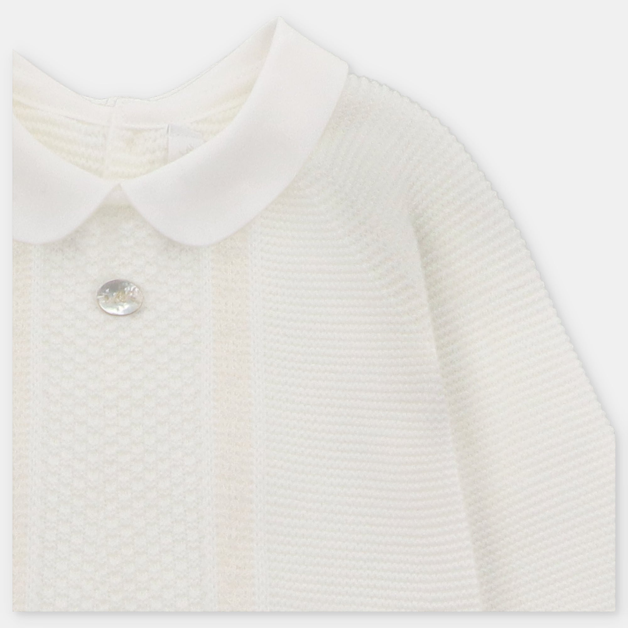 Conjunto Perle Crudo con Detalles en Nido de Abeja Cuello Peter Pan y Capota a Juego