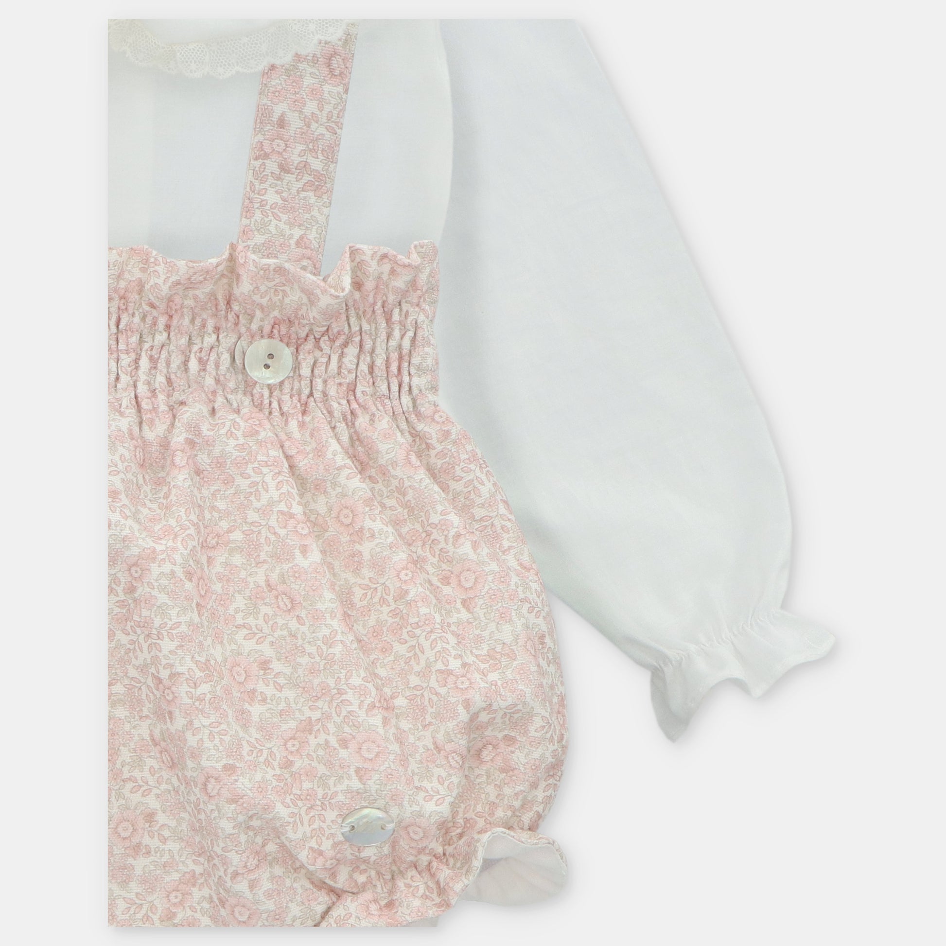 Conjunto de Ranita de Lino con Estampado de Flores Rosa y Camisa Cuello Peter Pan con Detalles en Encaje Leeds