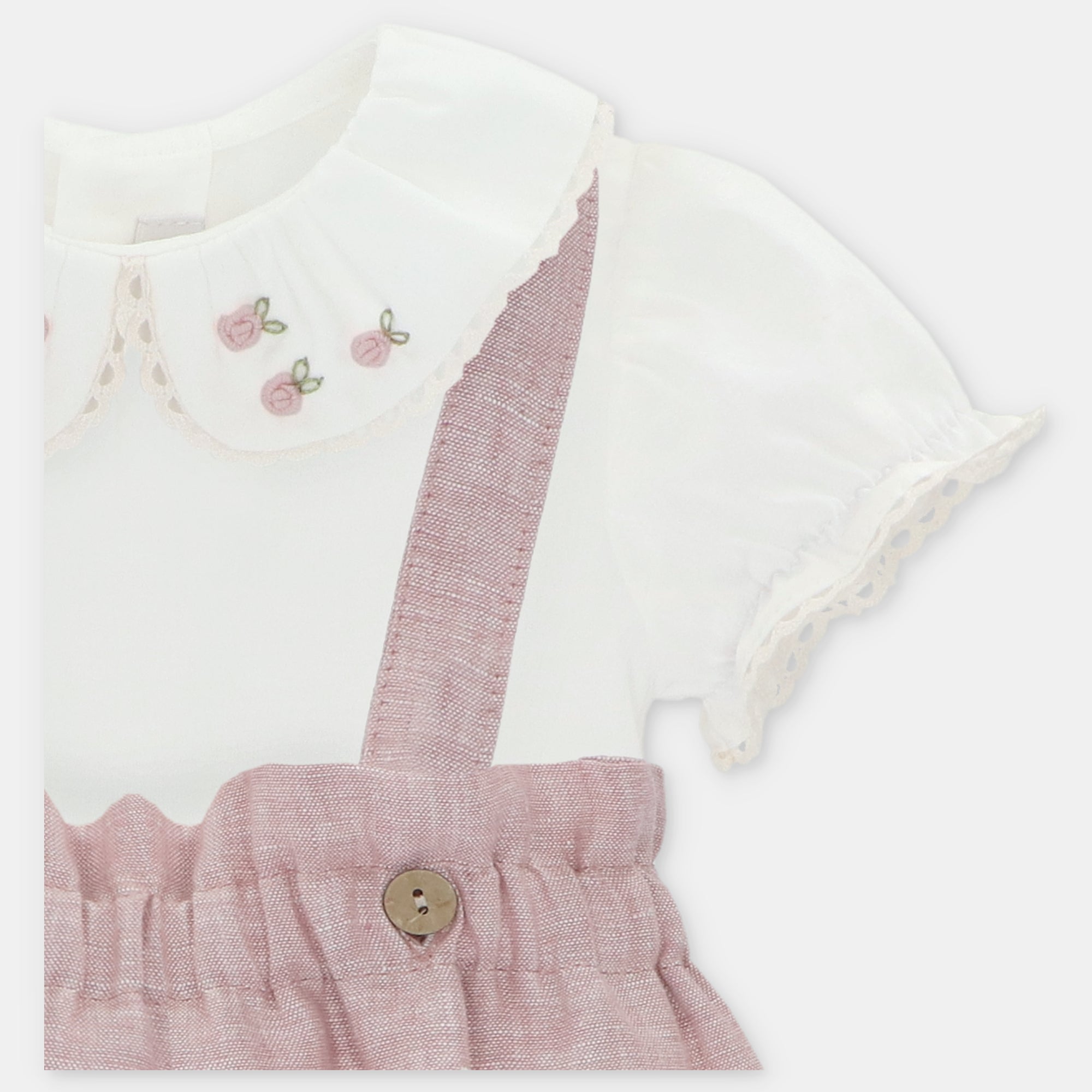 Conjunto de Ranita de Lino Rosa Empolvado con Camisa Cuello Peter Pan y Flores Bordadas