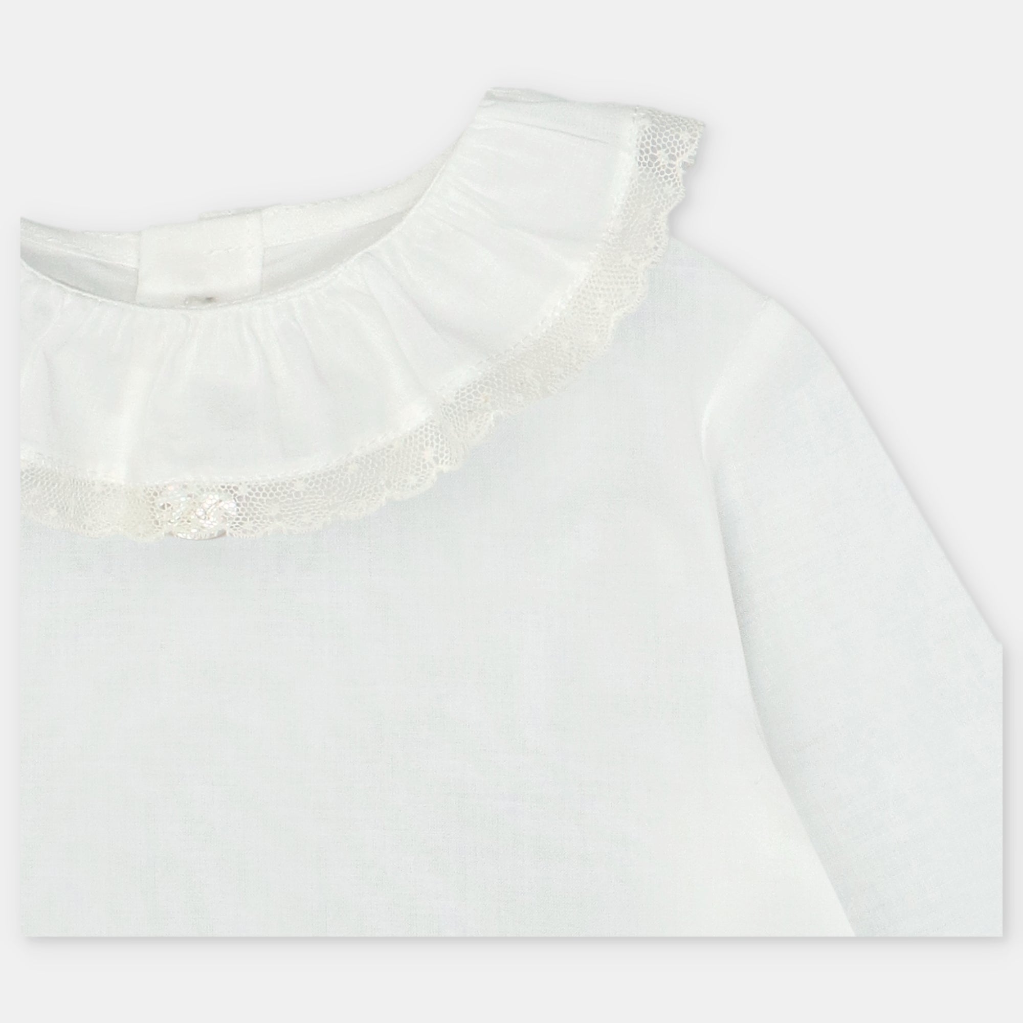 Blusa Blanca con Cuello Batista