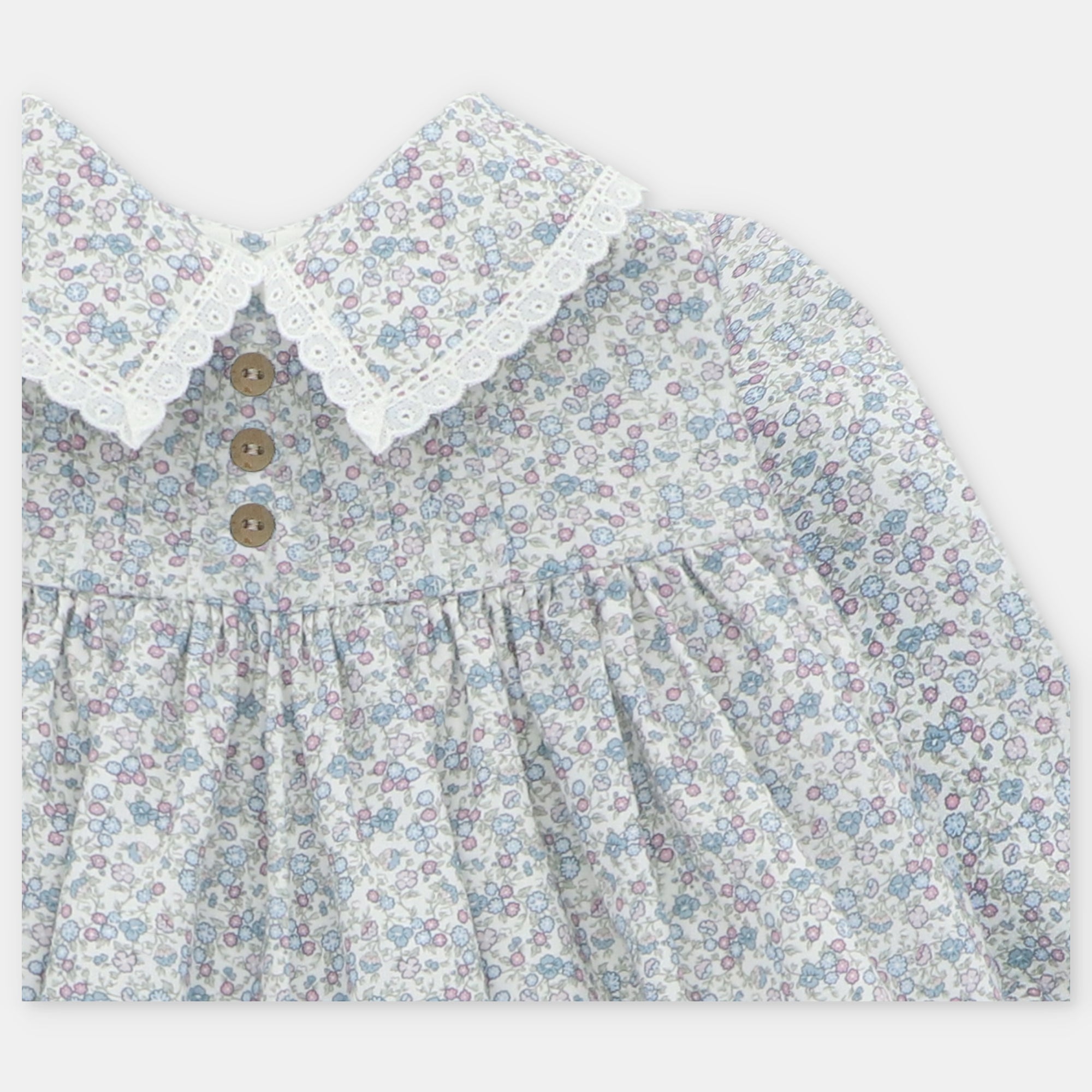 Jesusito Microestampado de Flores con Detalles de Blonda en Cuello y Manga Acampanadas Costwold