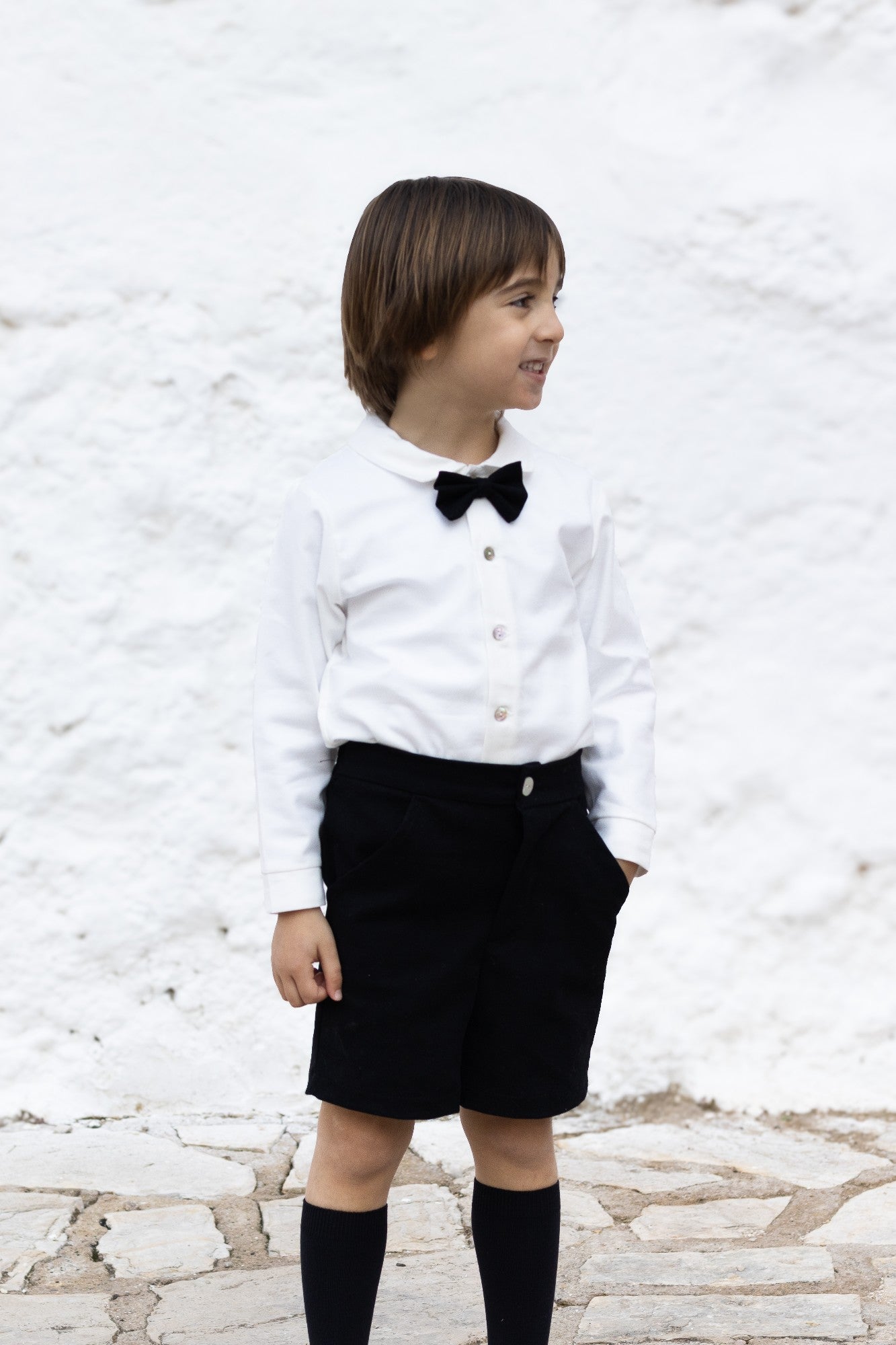 Conjunto Bermuda Negro con Camisa y Pajarita a Juego