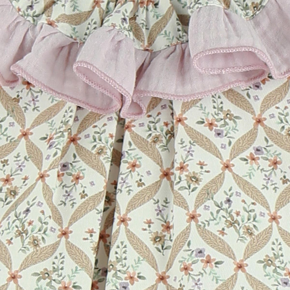 Jesusito Laurel con Cuello Batista y Detalles en Lila Cubre Panal a Juego