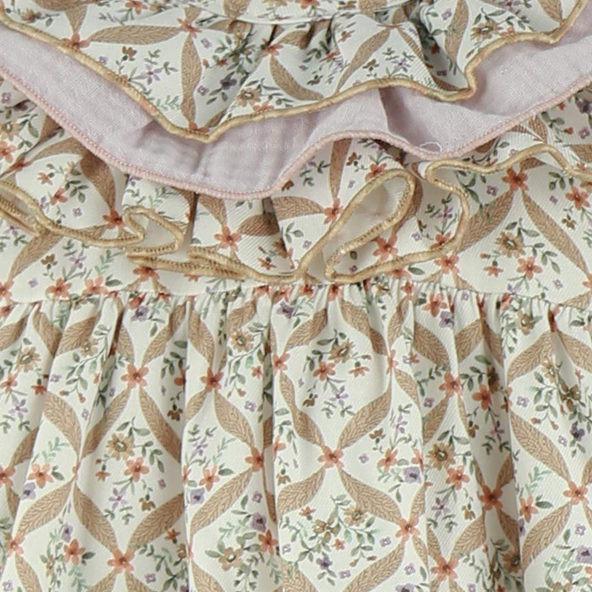 Vestido Laurel con Cuello Batista y Detalles en Lila