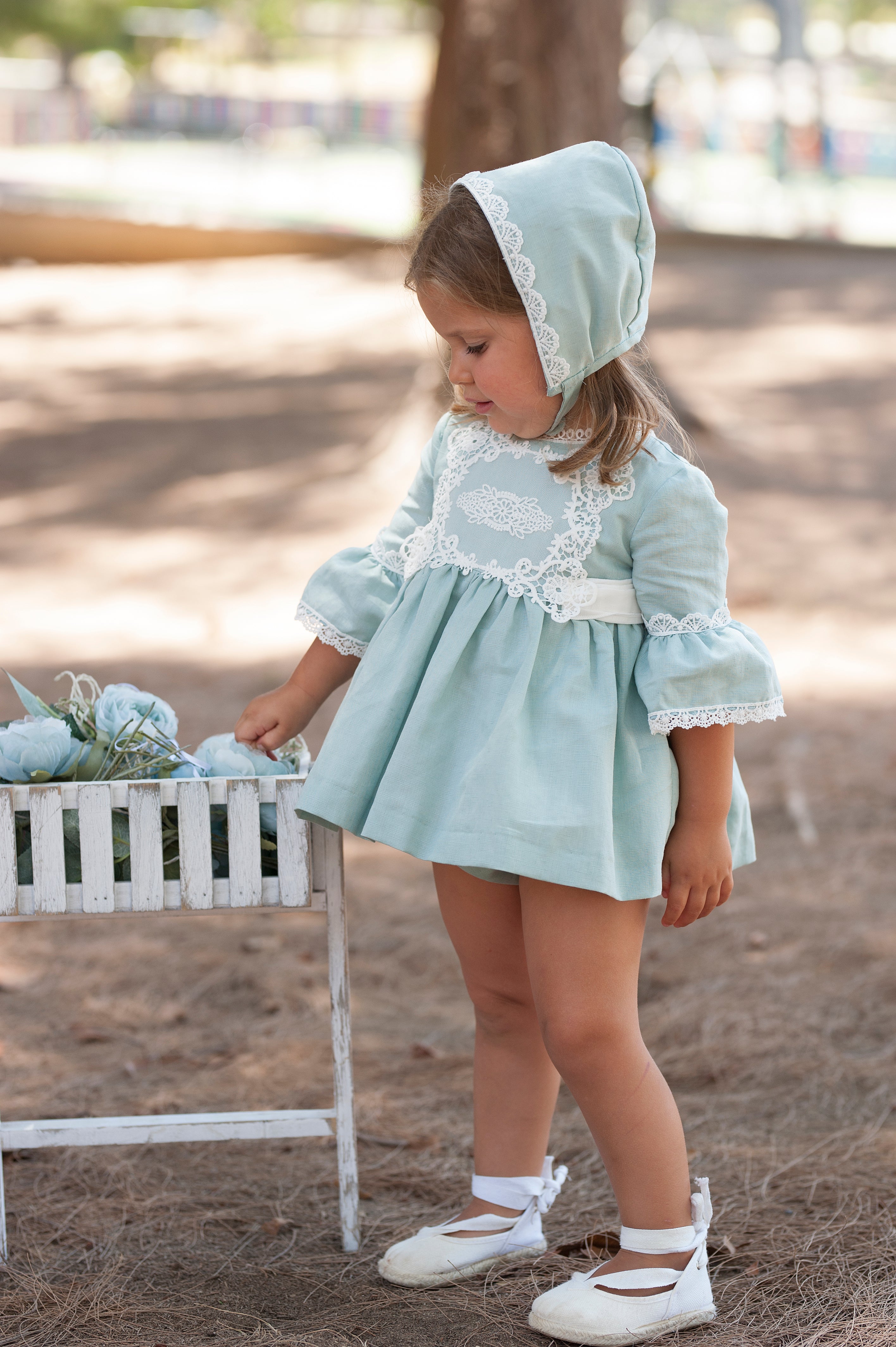 Jesusito Verde Menta con Encaje y Capota