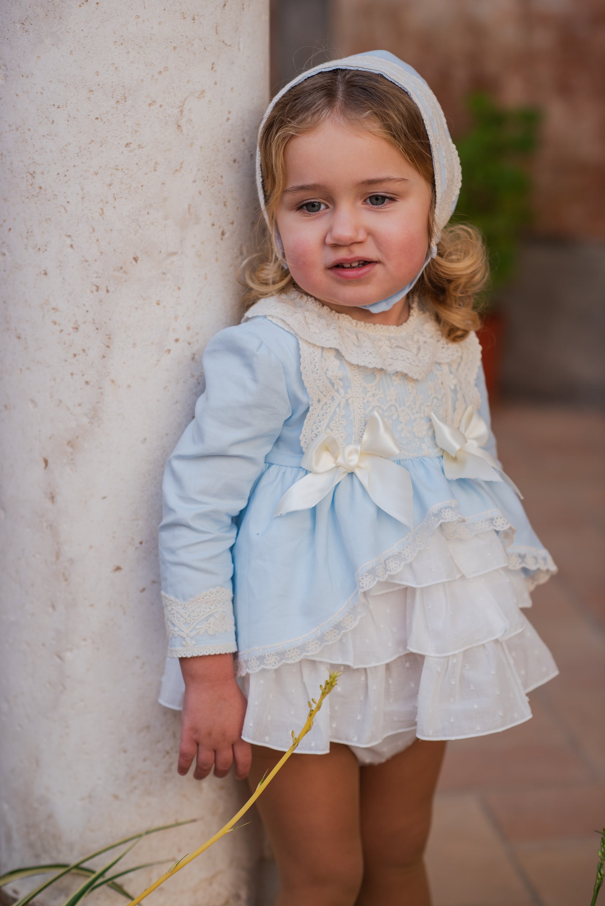 Conjunto Jesusito con Capota y Braguita Celeste con Tul bordado y Encaje