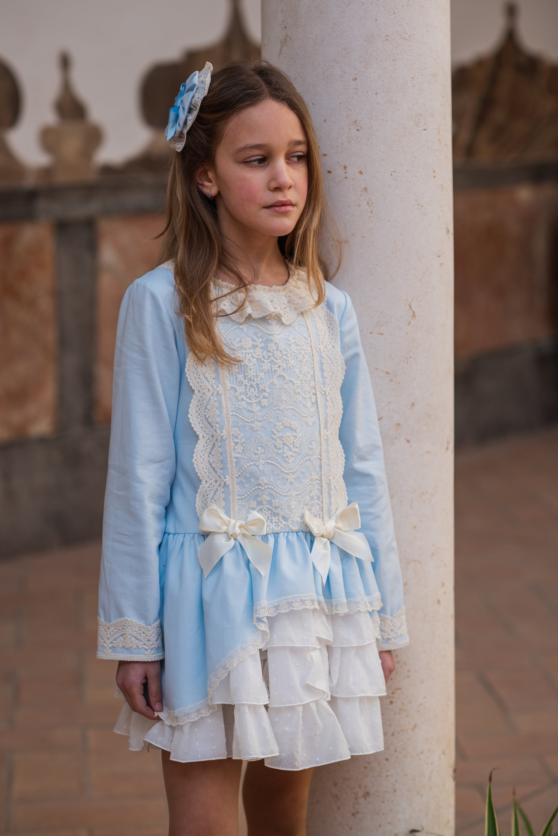 Vestido Talle Bajo Celeste con Tul Bordado y Encaje