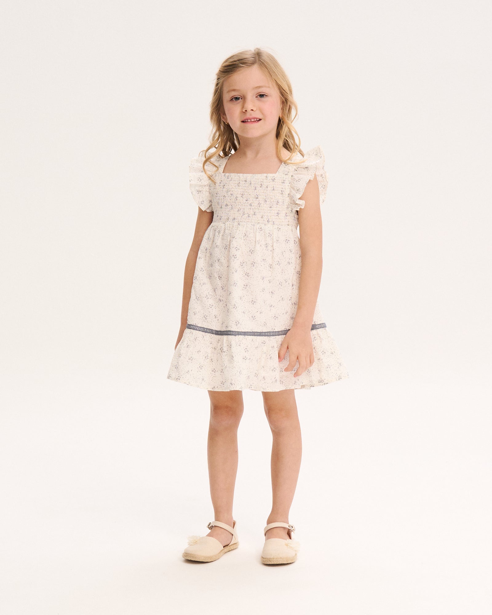 Vestido Blanco con Detalles en Indigo