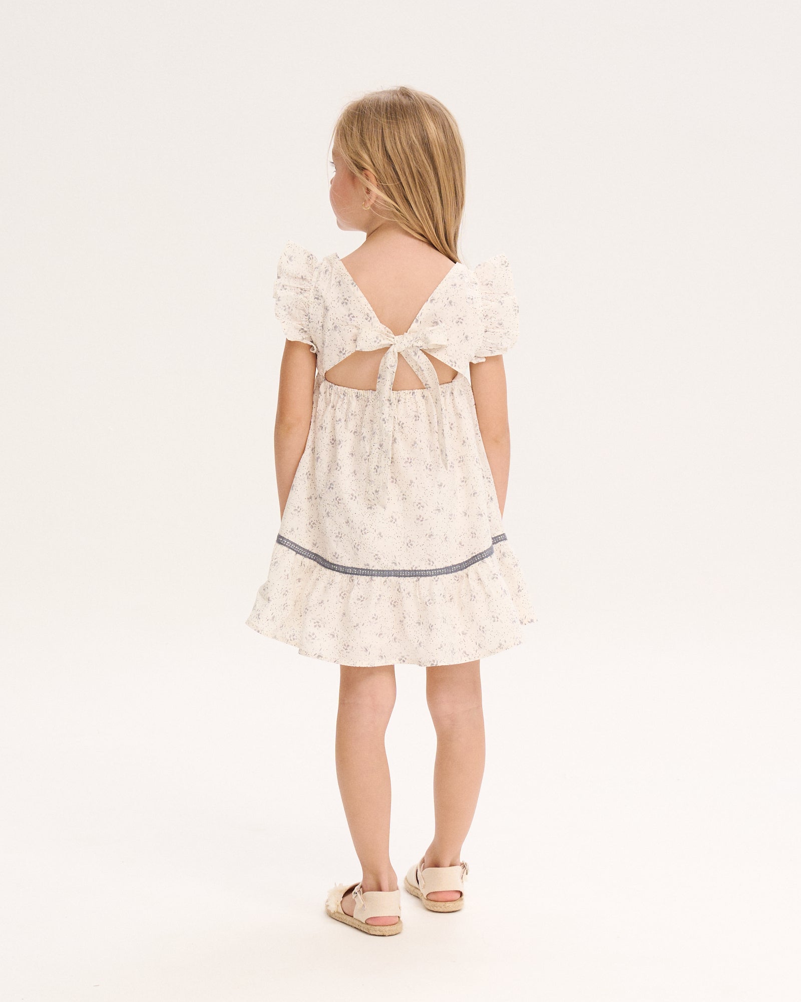 Vestido Blanco con Detalles en Indigo