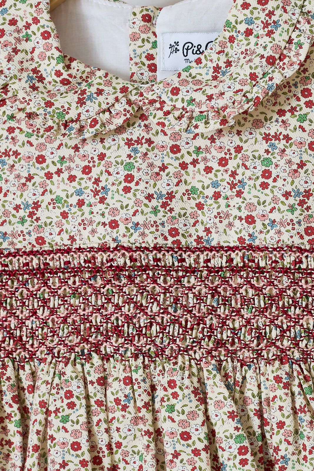 Vestido con Flores Granate Nido de Abeja y Cuello Peter Pan
