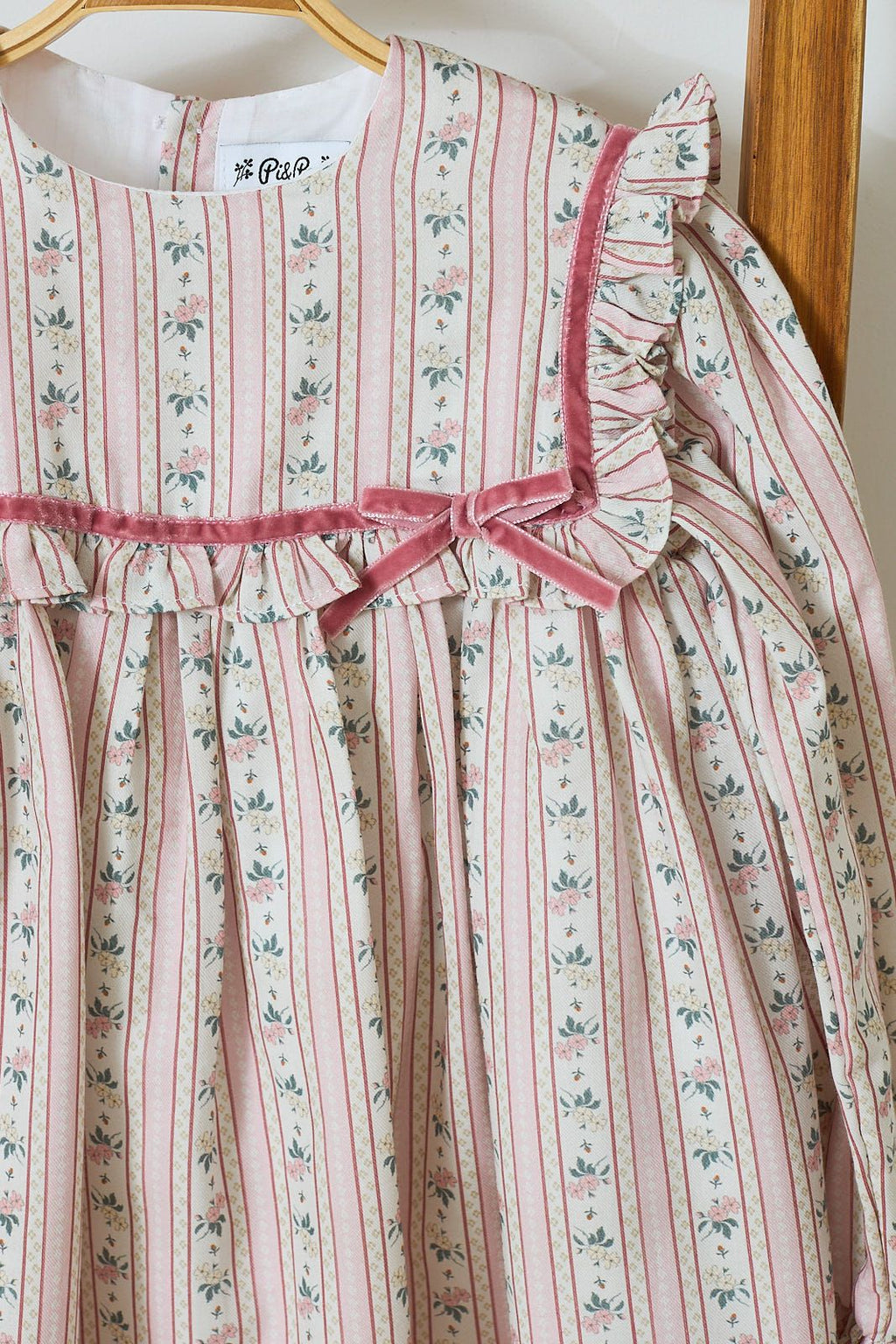 Vestido Estampado Rosas con Flores y Detales Cinta en Terciopelo Rosa