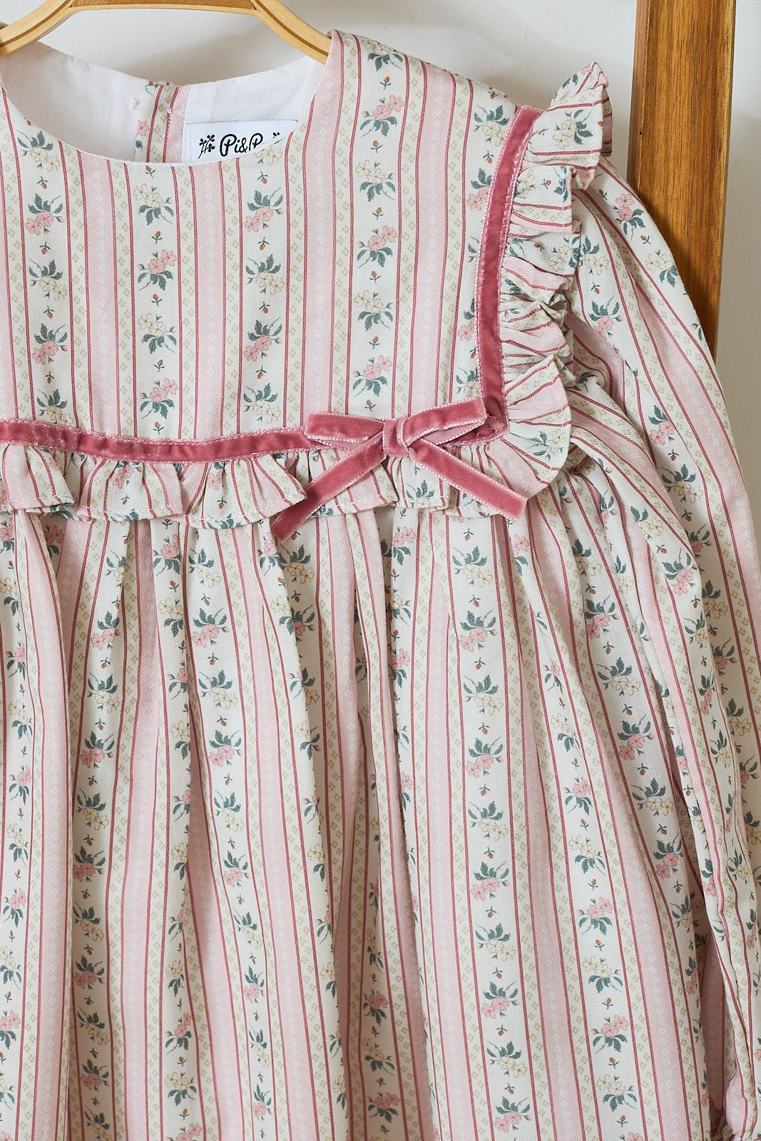 Vestido Estampado Rosas con Flores y Detales Cinta en Terciopelo Rosa