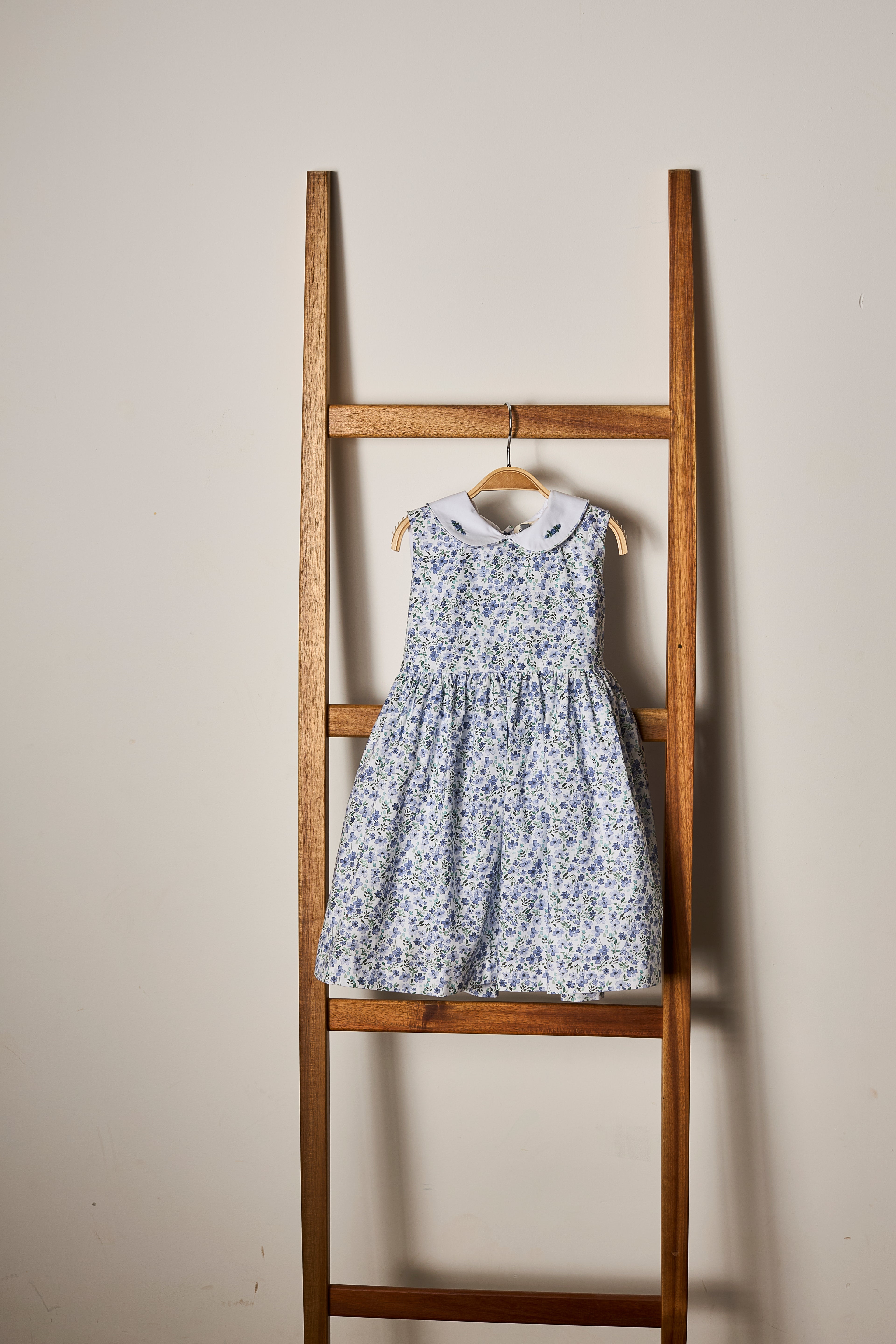 Vestido Estampado Flores Azules con Cuello Peter Pan Bordado Santorini