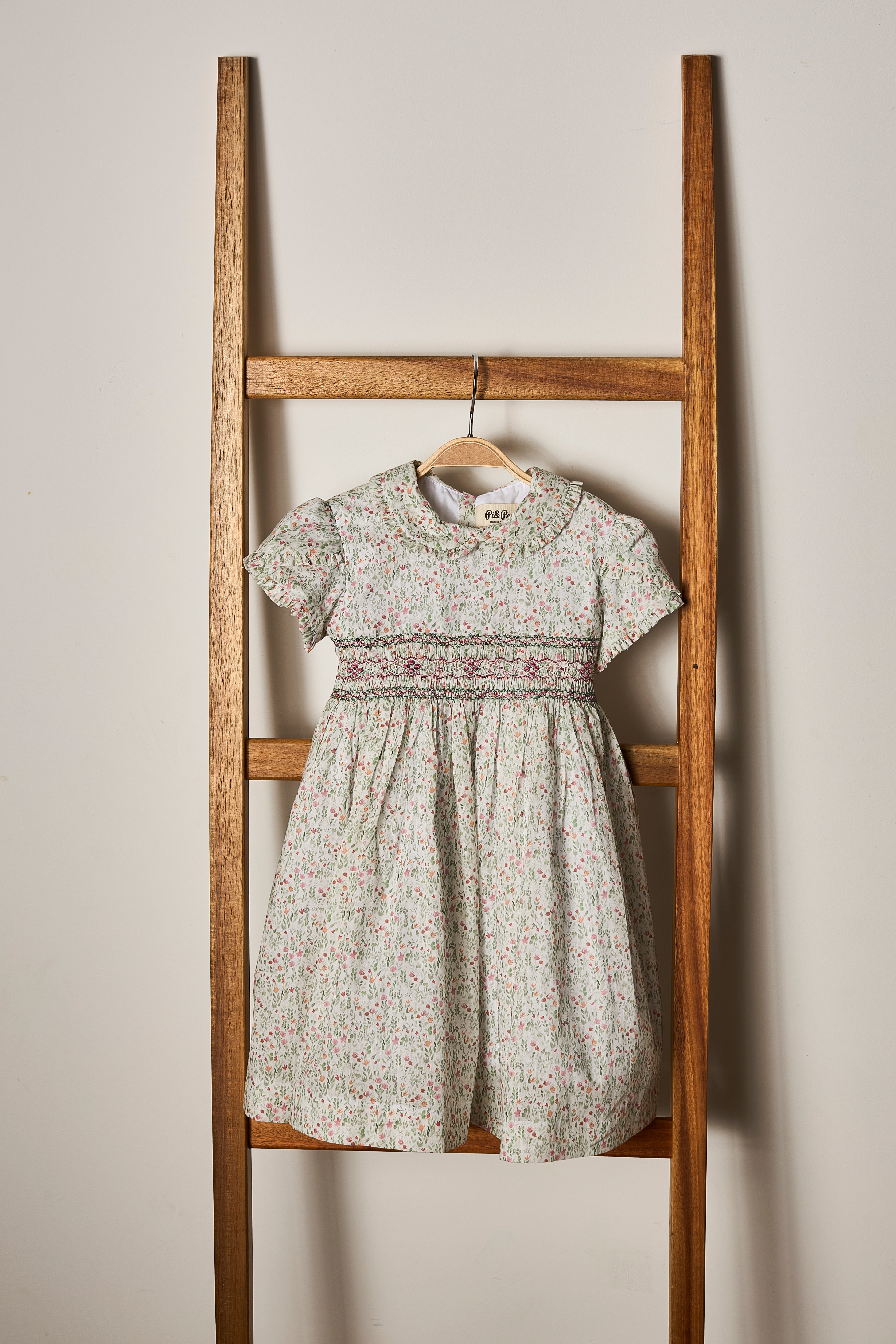 Vestido Estampado de Flores Verdes y Rosas Bordadas en Nido de Abeja Santa Lucía
