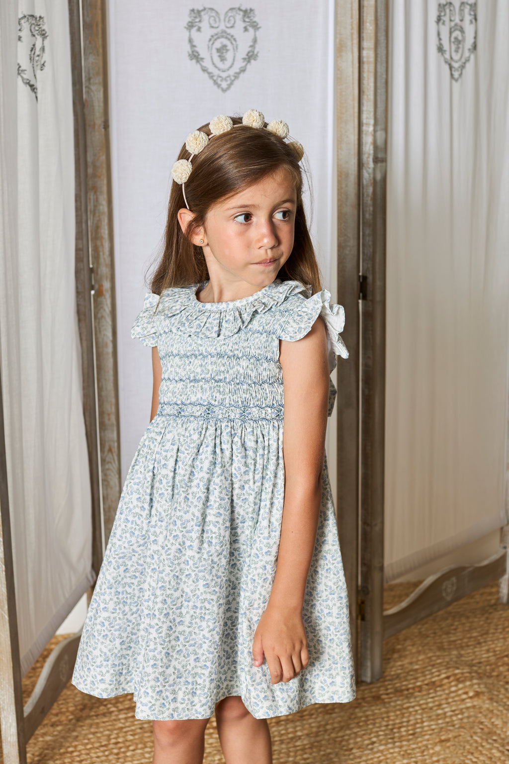 Vestido Estampado de Flores Azules y Rosas Bordadas en Nido de Abeja Milos