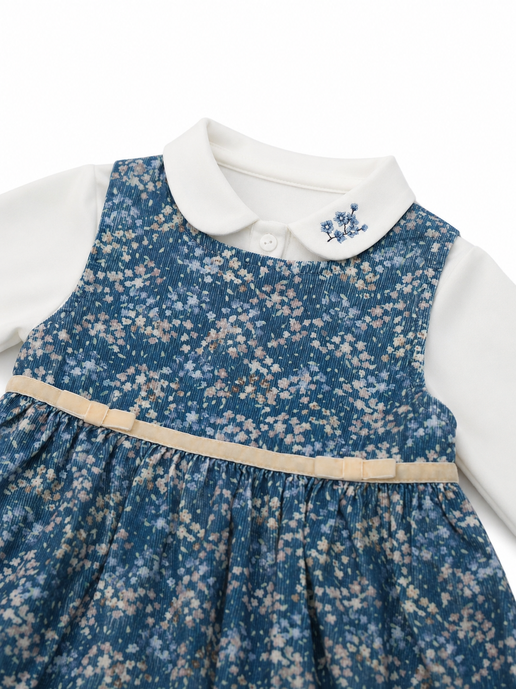 Vestido Pichi de Pana con Estampado de Flores Cinta en Terciopelo y Camisa con Flores Bordadas