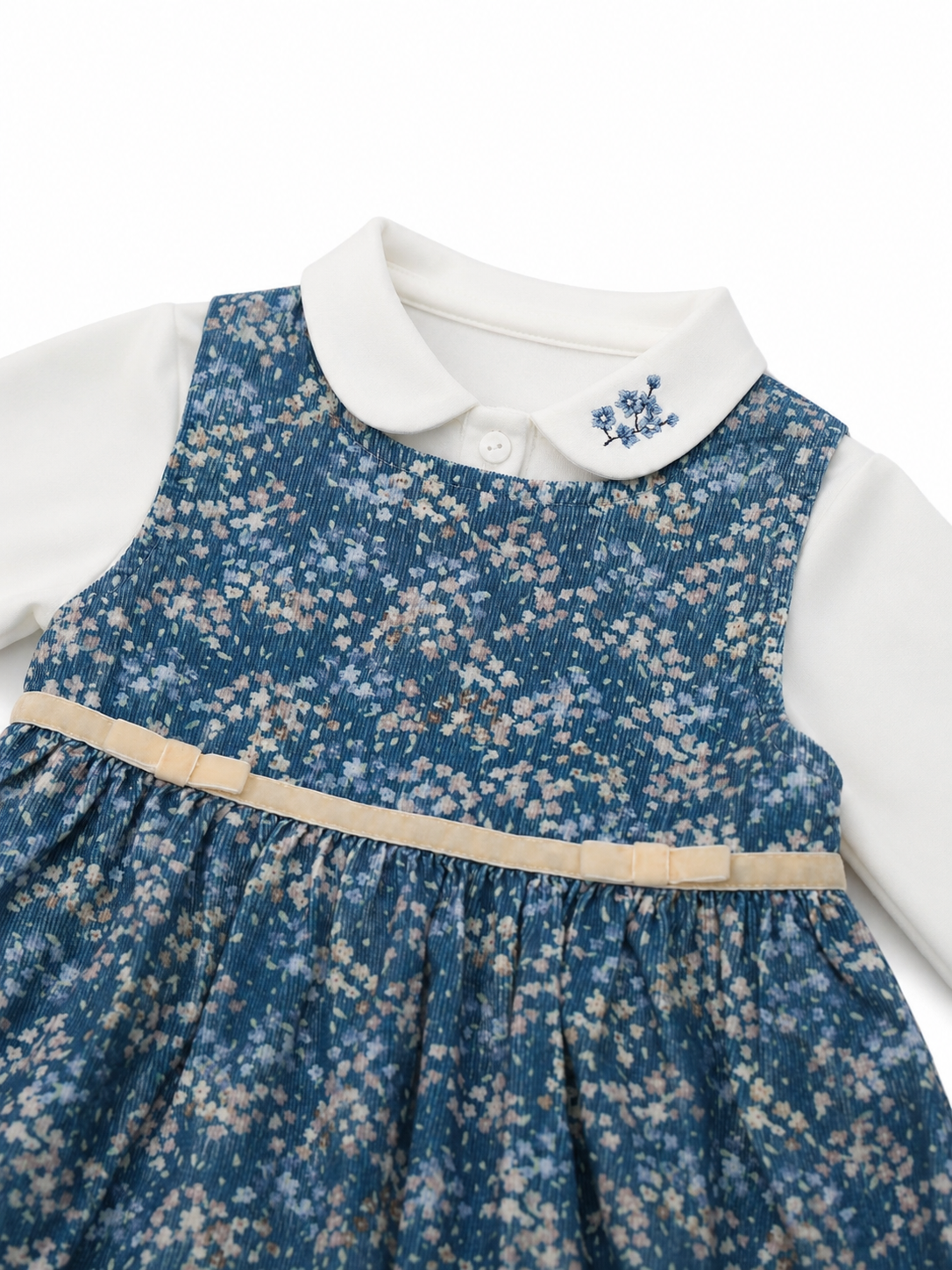Vestido Pichi de Pana con Estampado de Flores Cinta en Terciopelo y Camisa con Flores Bordadas