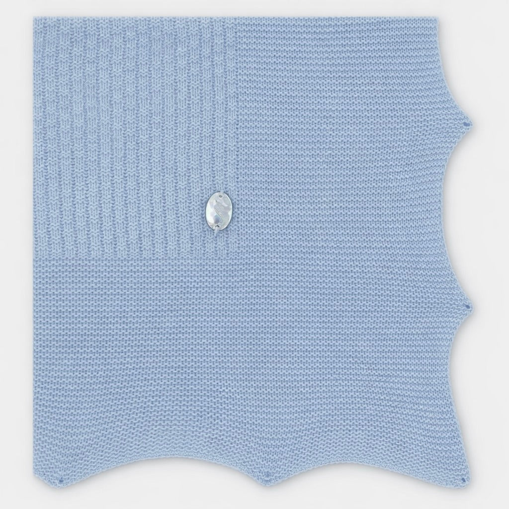 Toquilla Detalle Geometrico en el Centro Terminaciones Punta Celeste Grisáceo