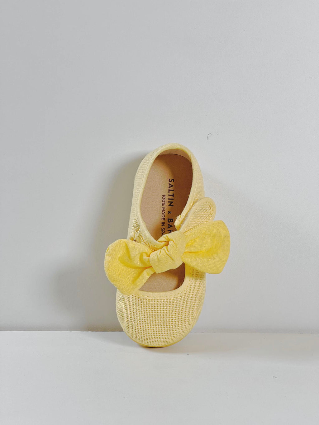 Mercedita de Lino con Lazo Amarillo Pastel