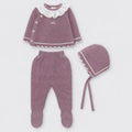 Conjunto Perle Malva con Botones Laterales Flor Bordada y Cuello Puntilla y Capota a Juego