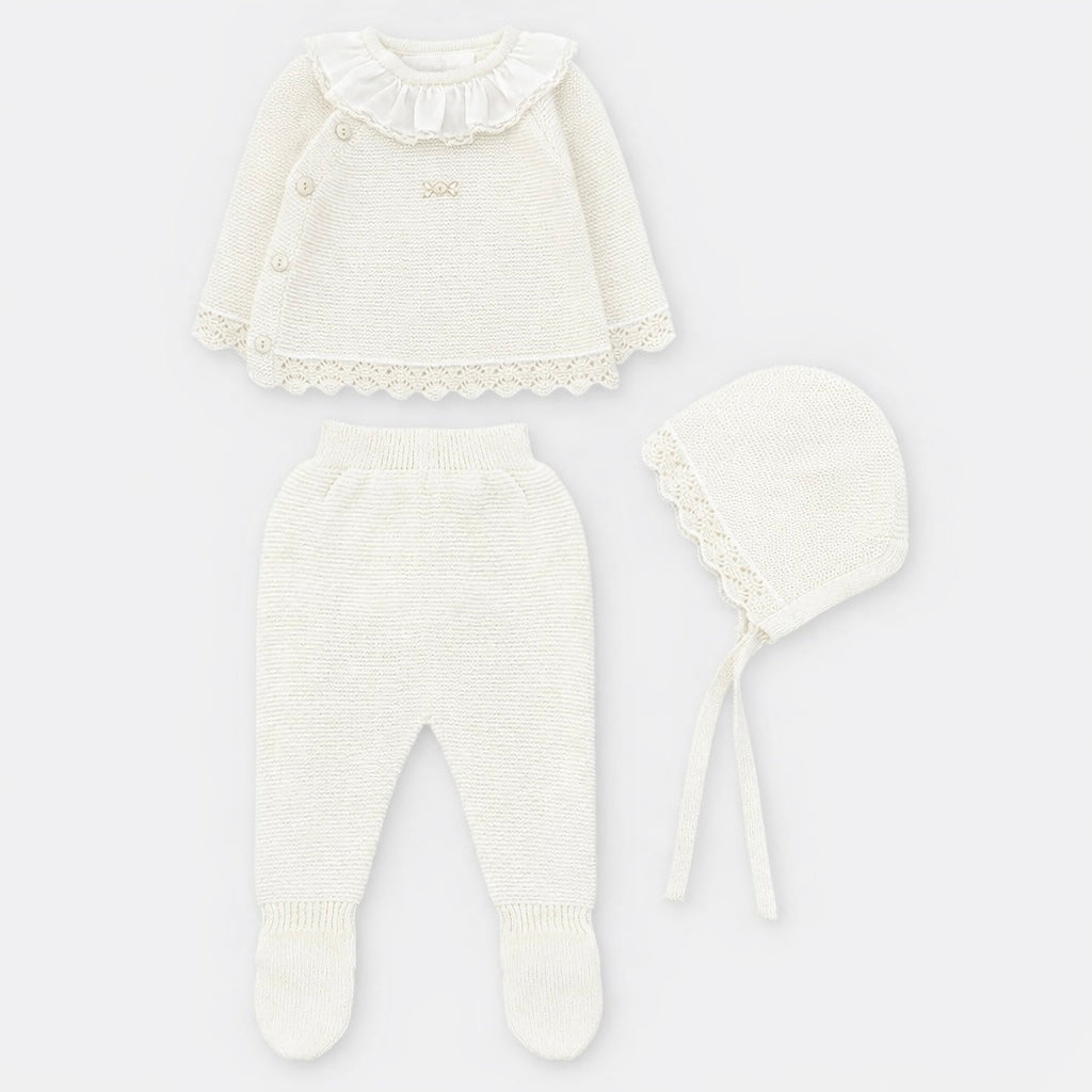 Conjunto Perle Crudo con Botones Laterales Flor Bordada y Cuello Puntilla y Capota a Juego