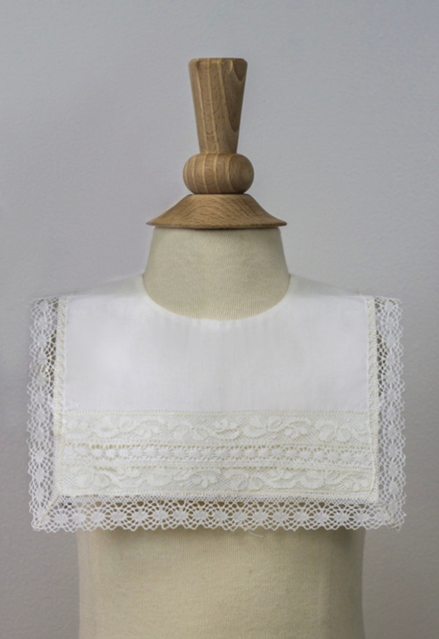 Babero Cuadrado de Ceremonia en Lino y Encaje