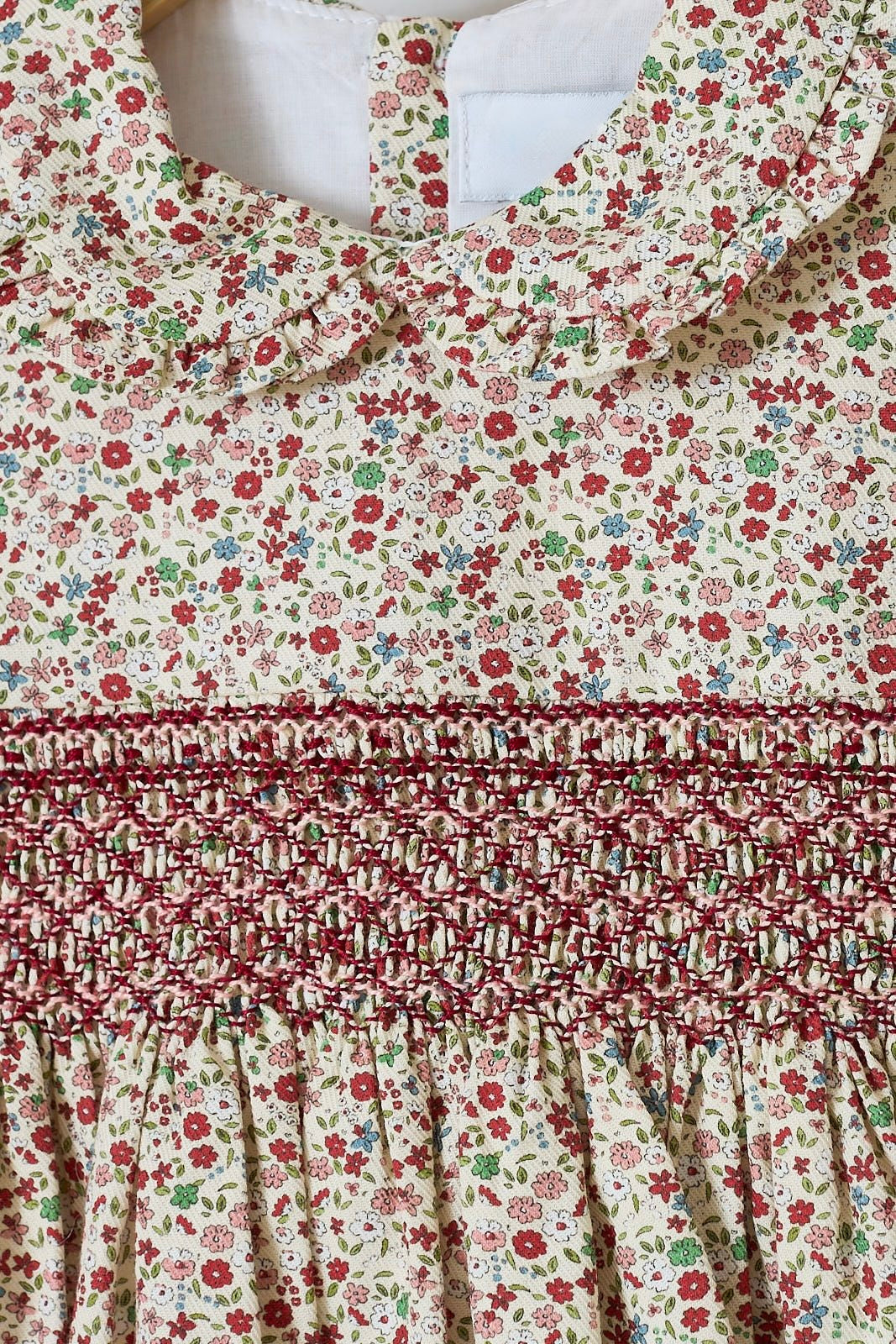 Vestido con Flores Granate Nido de Abeja y Cuello Peter Pan