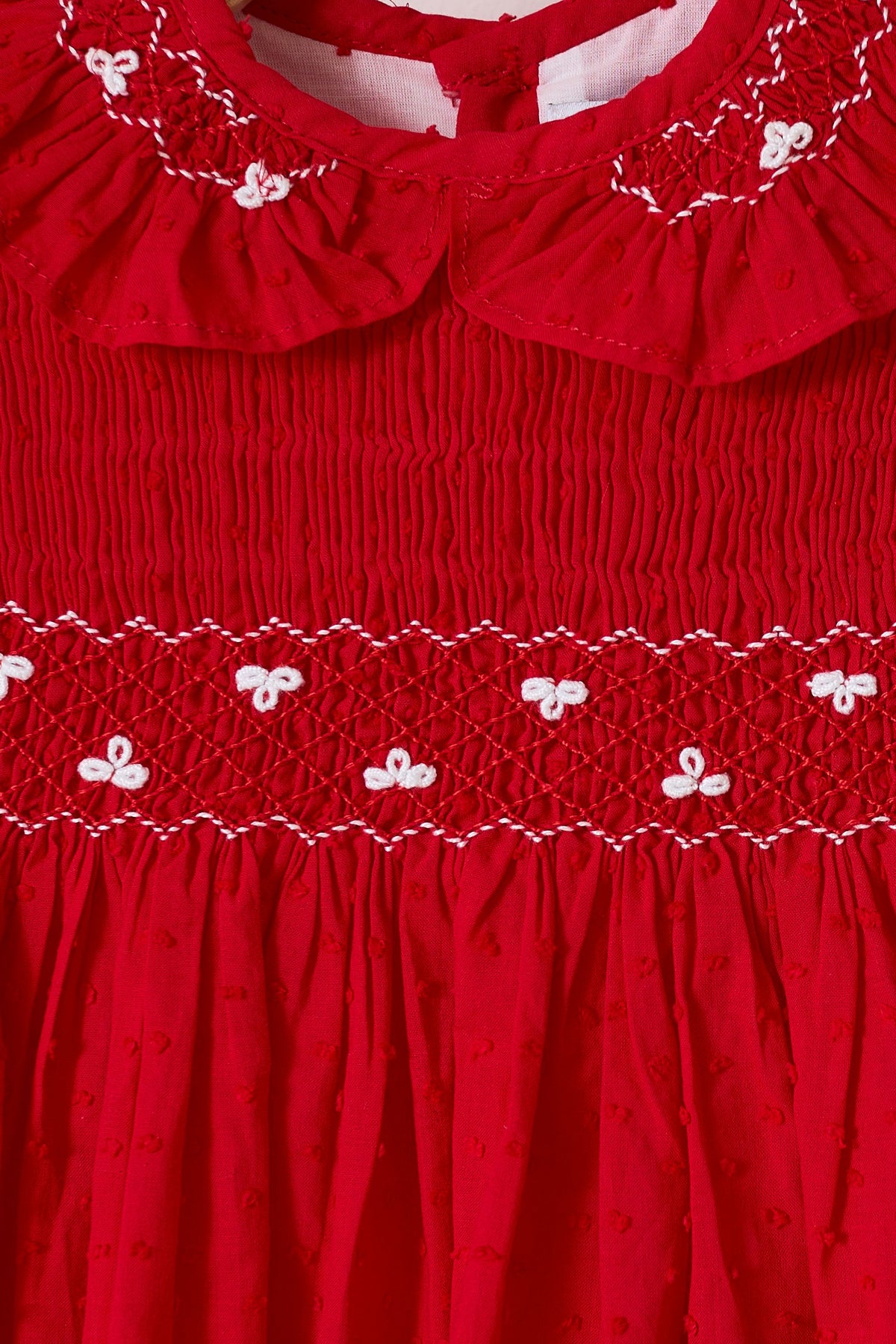 Vestido Plumetti Rojo con Nido de Abeja y Detalles en Blanco