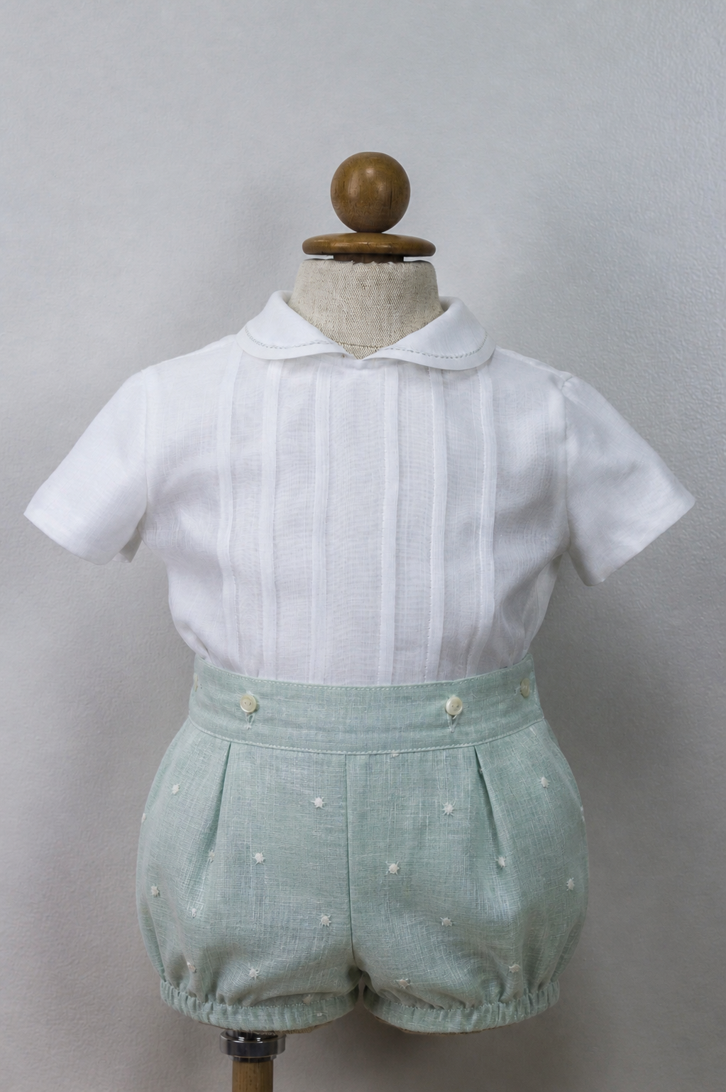 Conjunto de Ceremonia Batista Inglesa Off White con Bermuda Plumetti Verde Pistacho