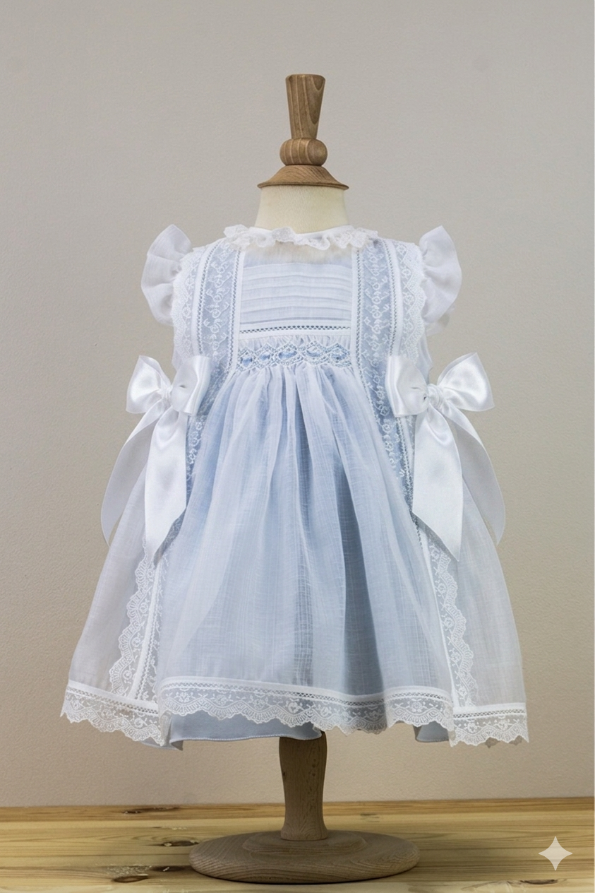Mantilla Cristal Off White con Encaje y Lazo de Razo Flores Bordadas En Nido de Abeja y Forro Azul Empolvado