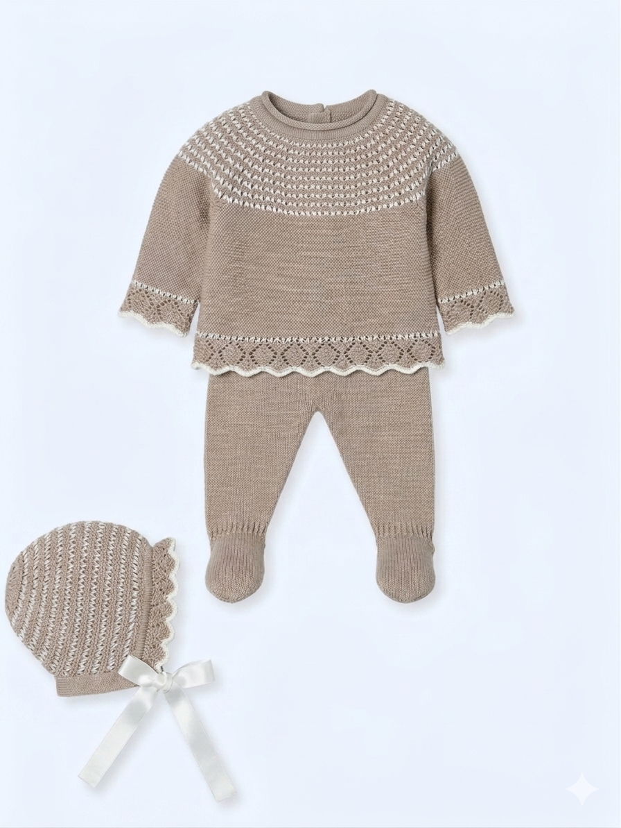 Conjunto Perle Lino con Detalles Bordados en Blanco Perlado y Capota a Juego