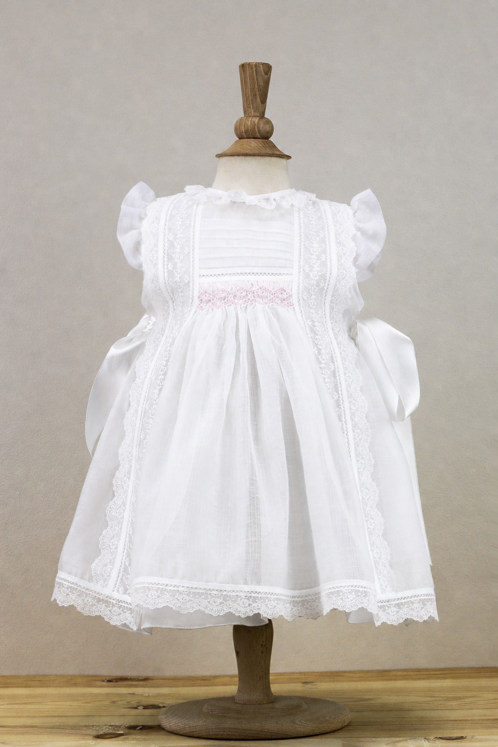 Mantilla Cristal Off White con Encaje y Lazo de Razo Flores Bordadas En Nido de Abeja Rosa