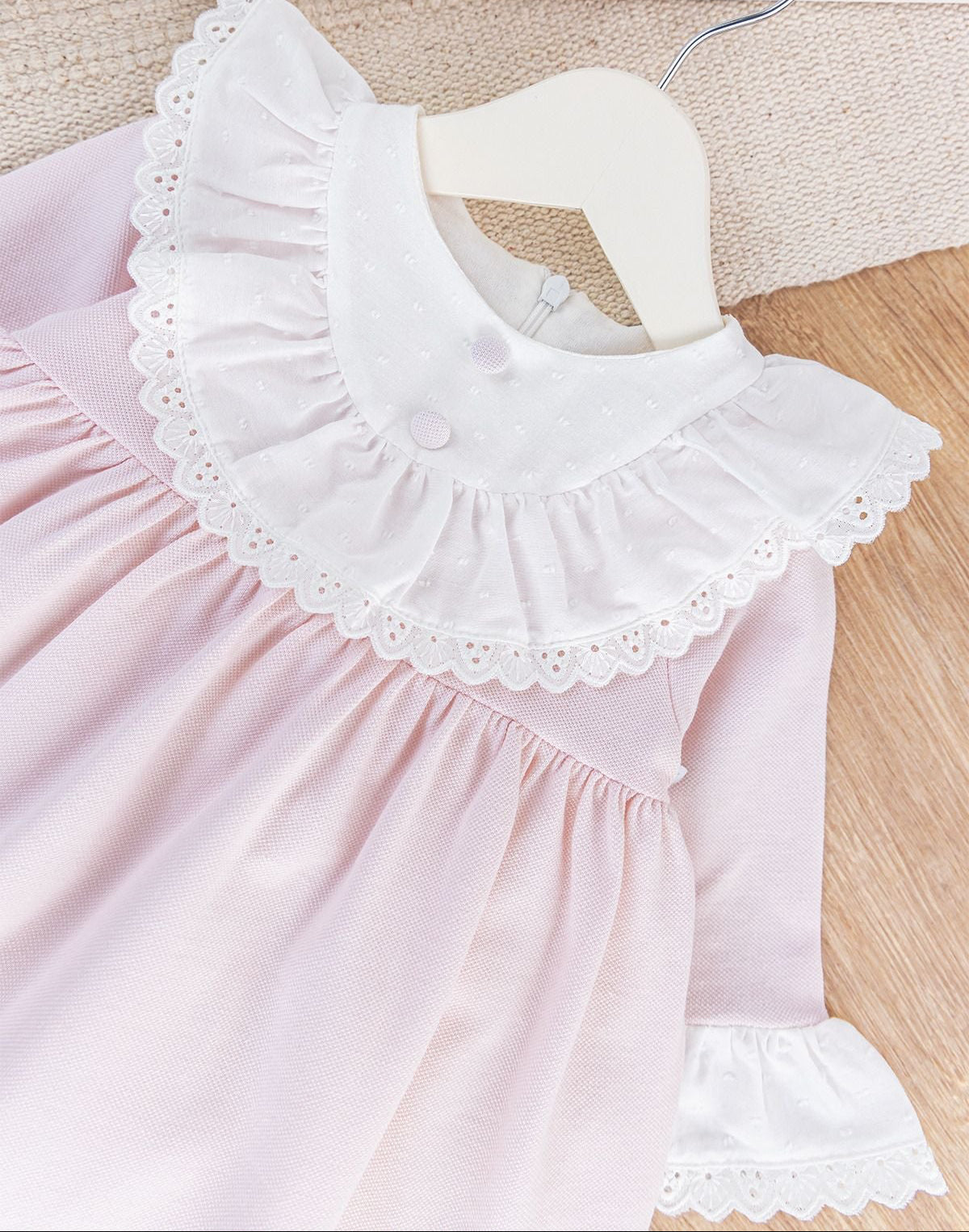 Vestido Manga 3/4 Rosa Pastel con Detalles en Plumeti Blanco