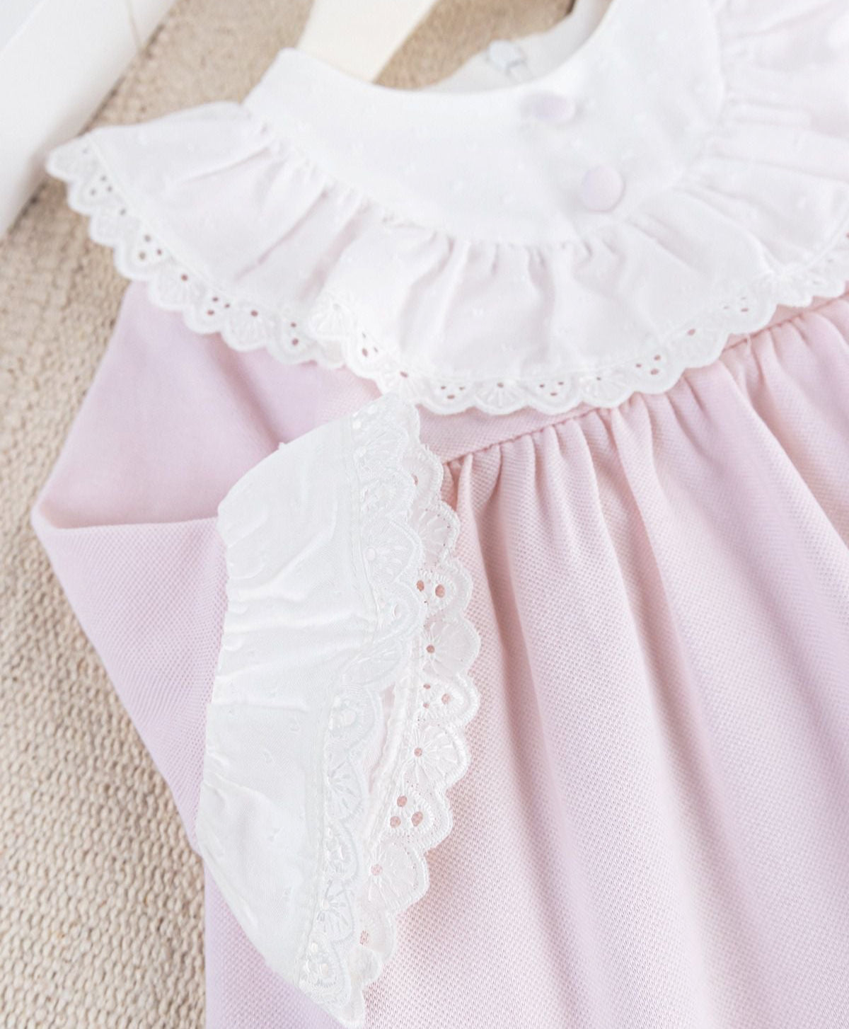 Vestido Manga 3/4 Rosa Pastel con Detalles en Plumeti Blanco