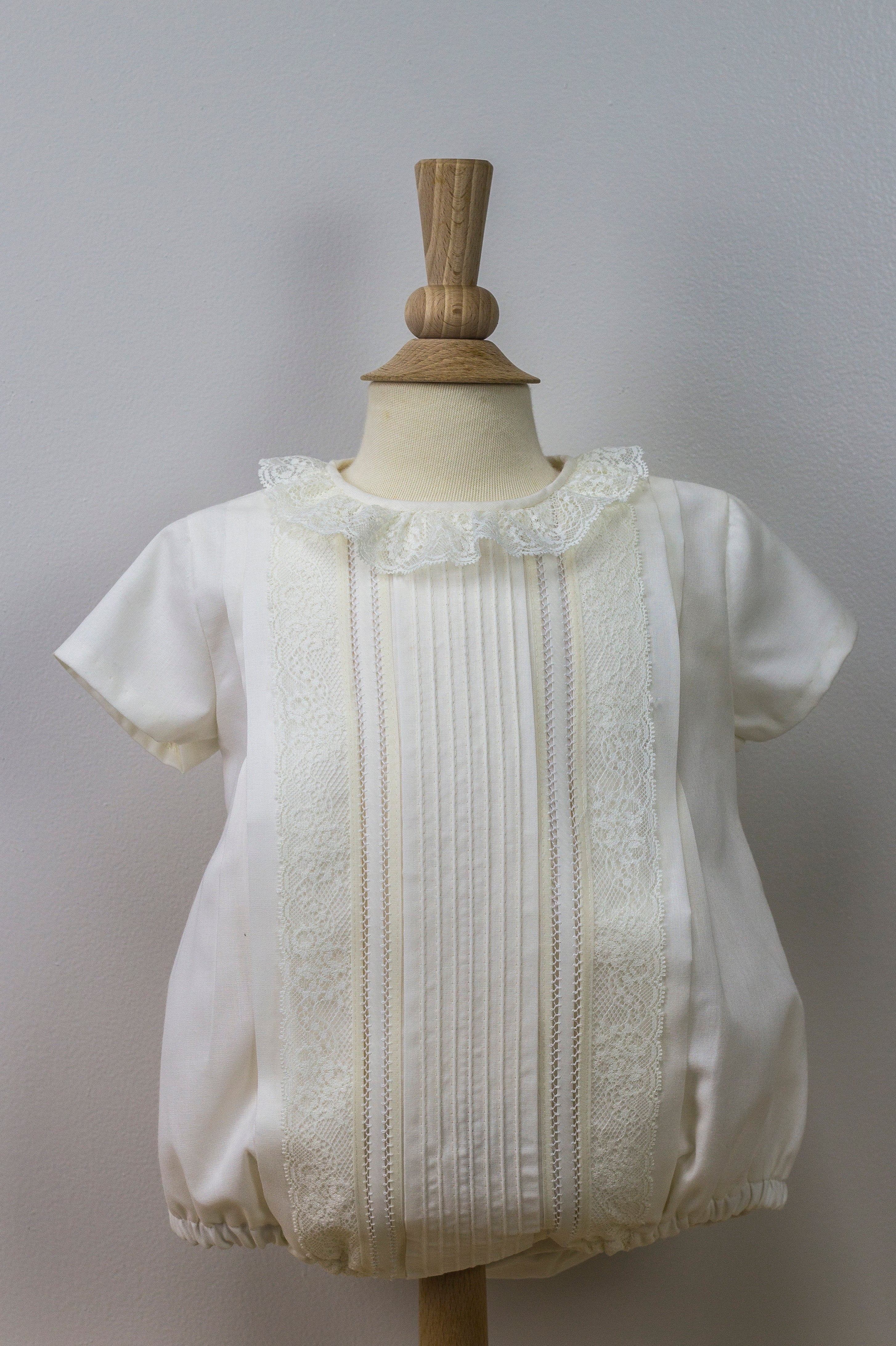 Pelele en Tela Crystal y Encaje con Capota