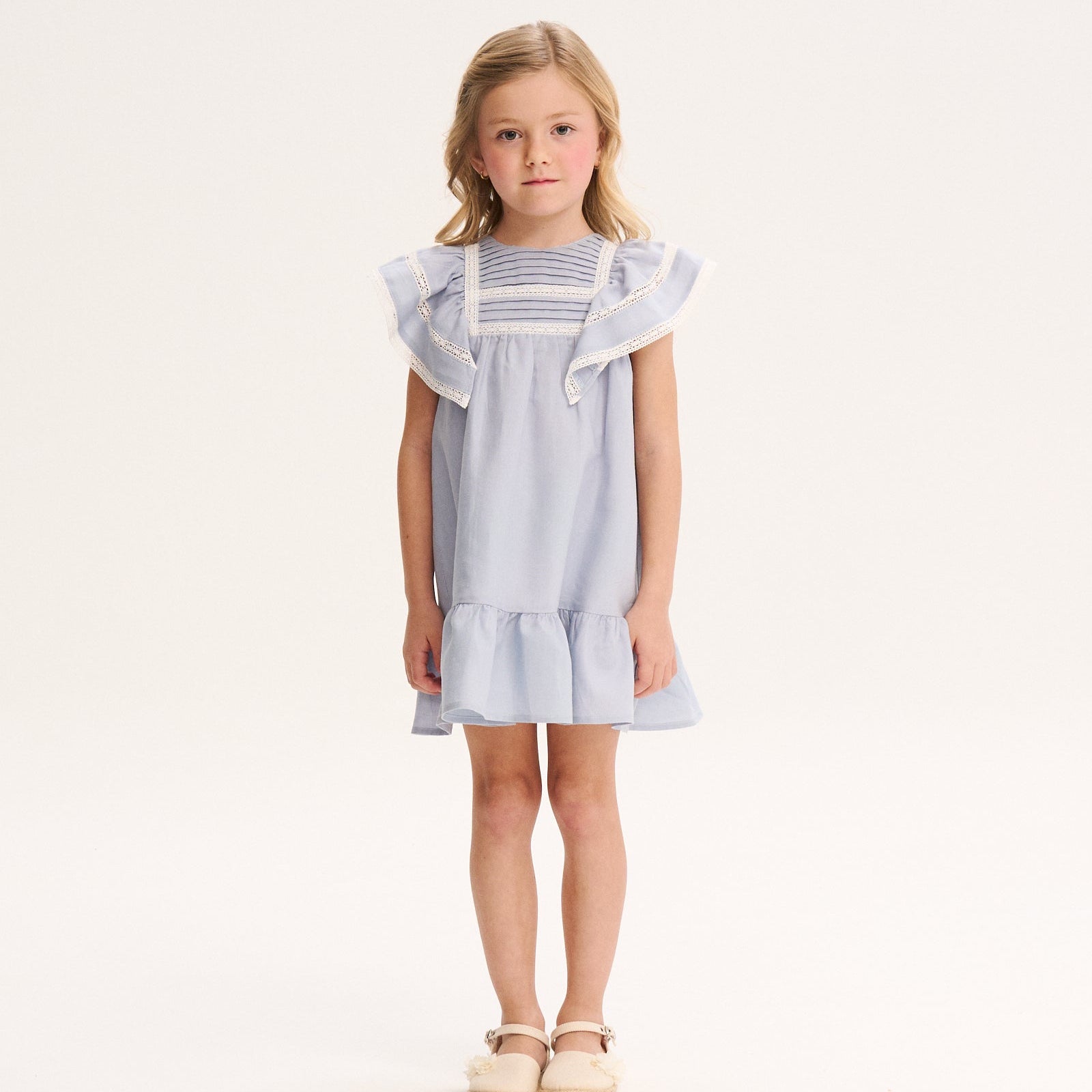 Vestido Lino Volados Azul Cielo con Bordes de Encaje