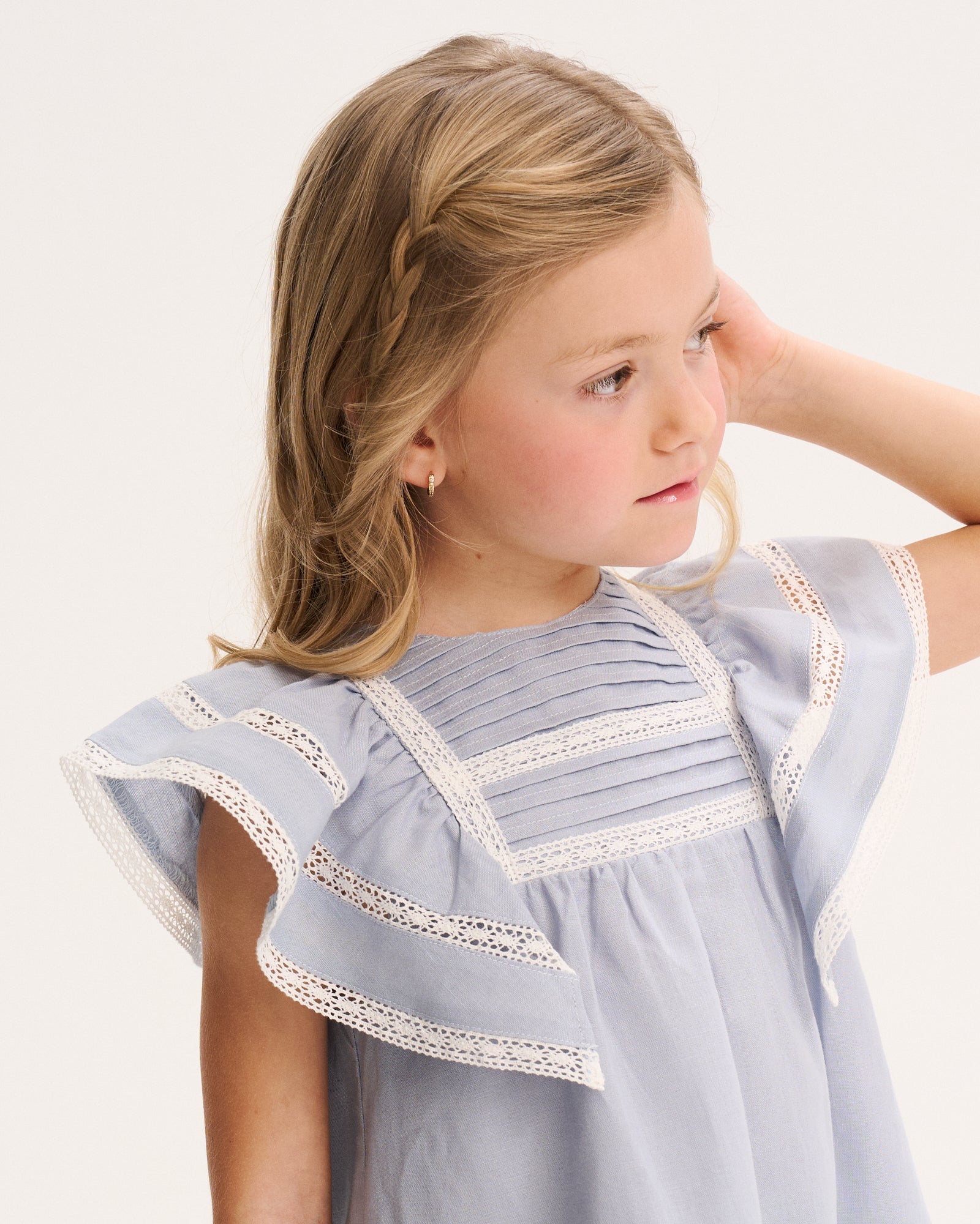 Vestido Lino Volados Azul Cielo con Bordes de Encaje
