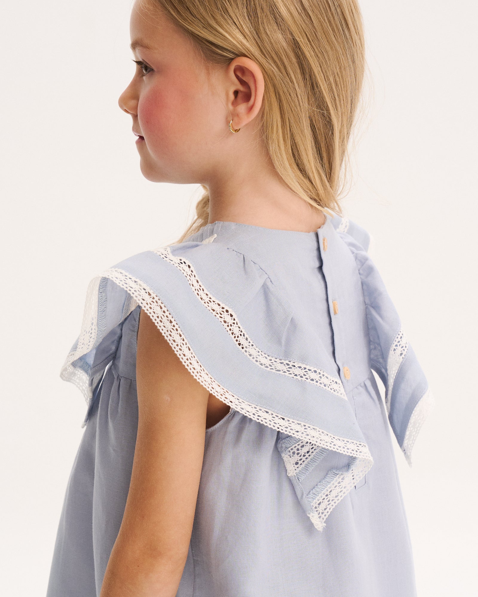 Vestido Lino Volados Azul Cielo con Bordes de Encaje