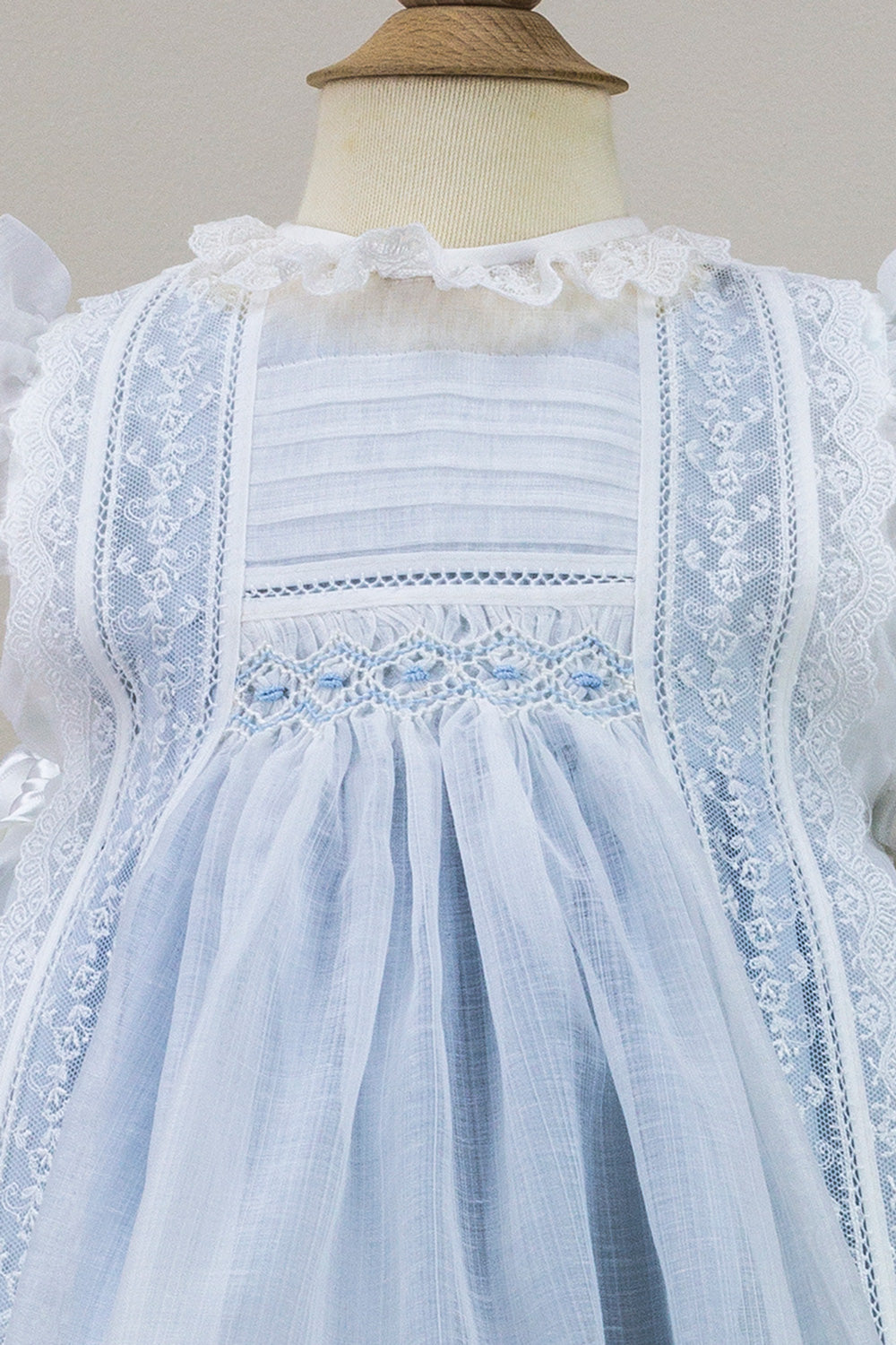 Mantilla Cristal Off White con Encaje y Lazo de Razo Flores Bordadas En Nido de Abeja y Forro Azul Empolvado