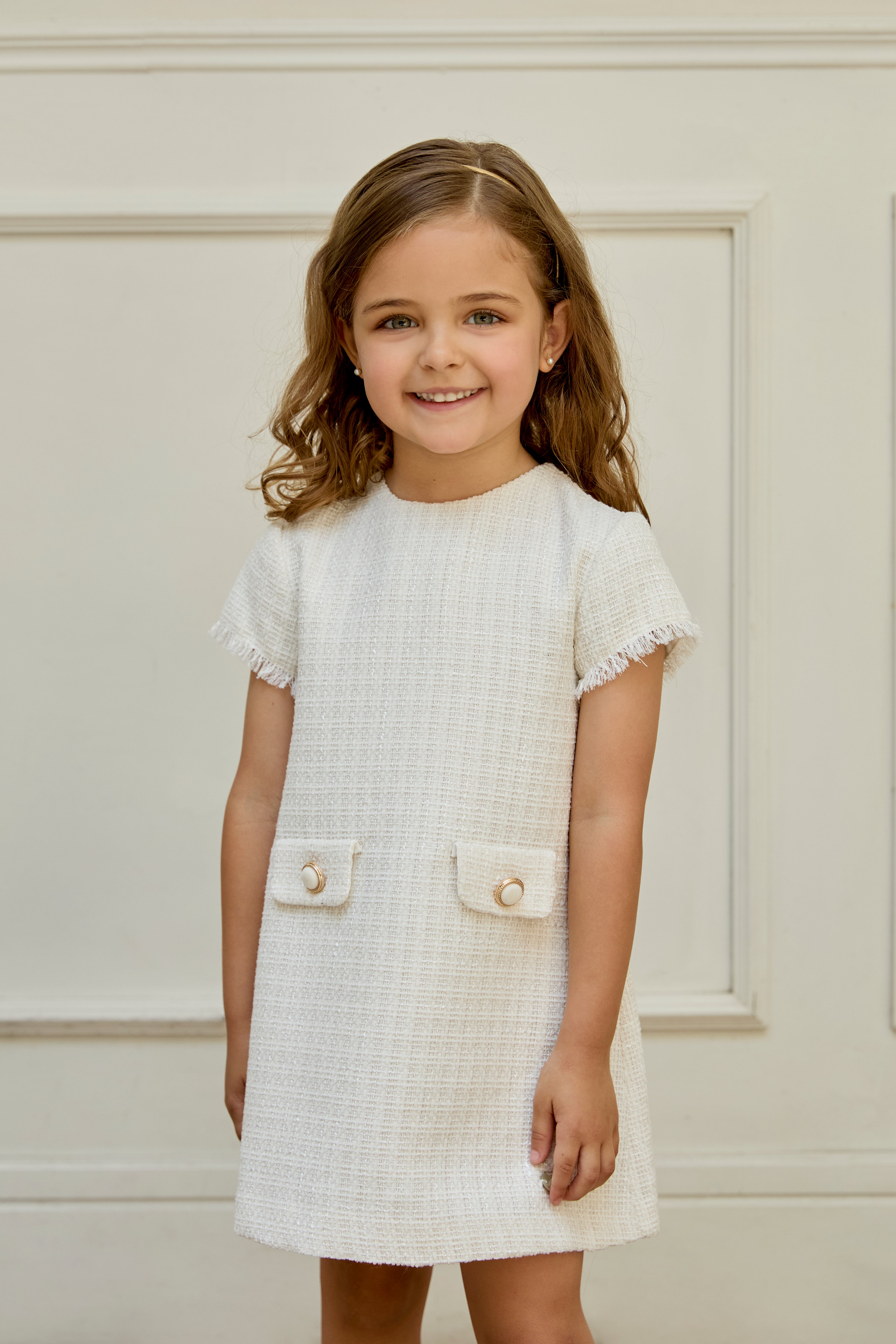 Vestido Tweed Crudo con Destellos Plateados y Botones de Terciopelo