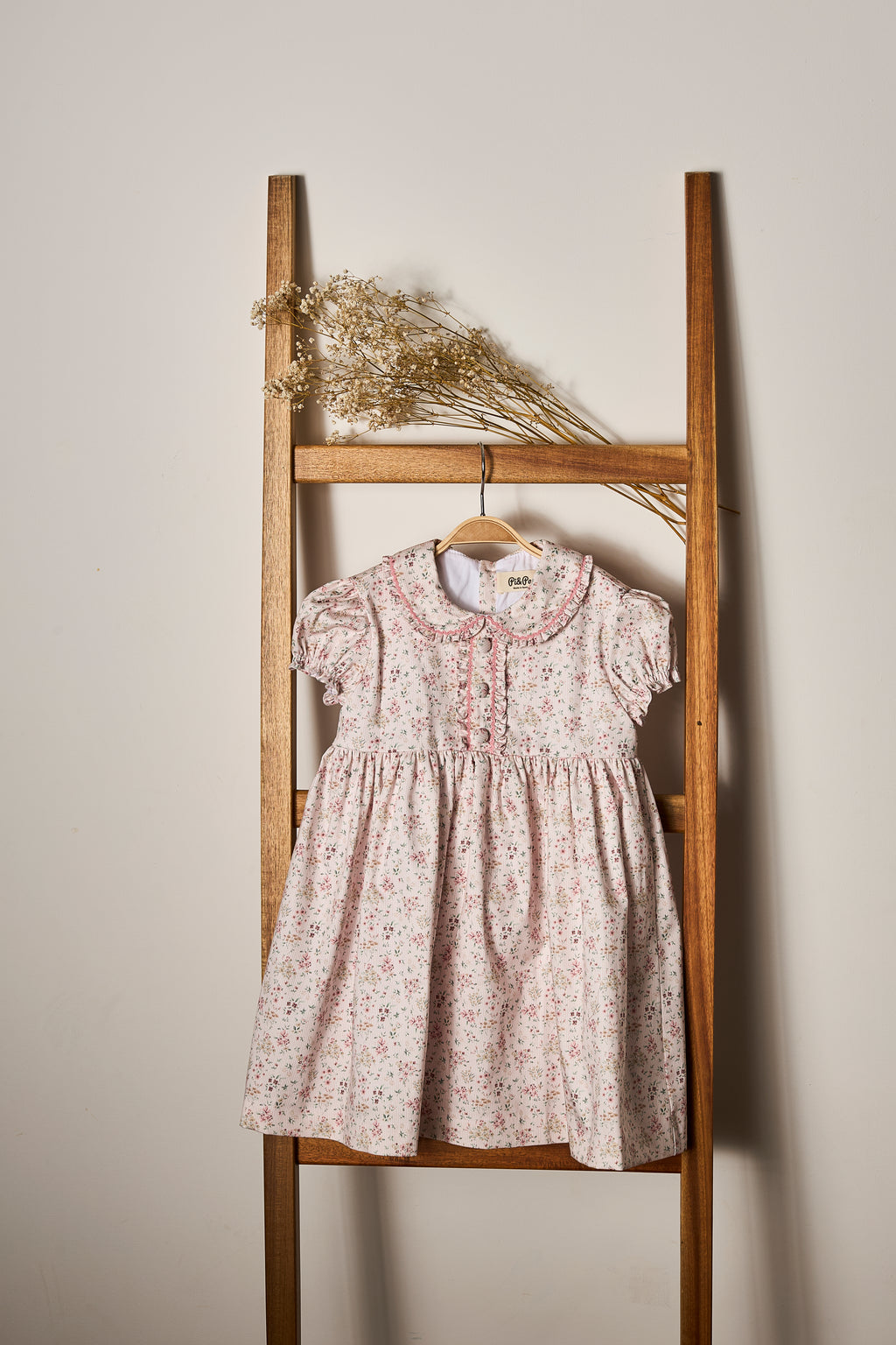 Vestido Estampado de Flores Rosa con Cuello Peter Pan y Mangas Abullonadas