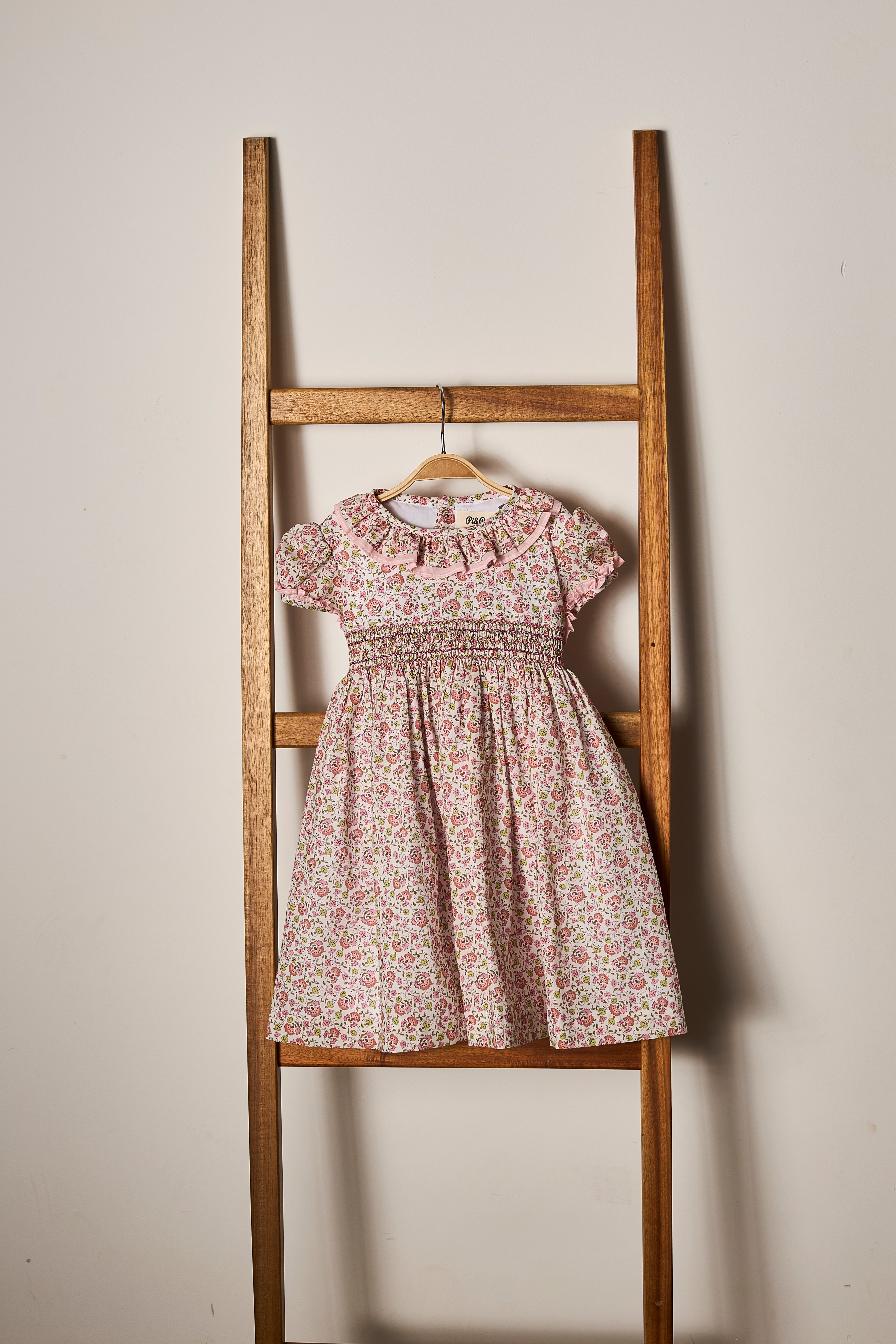 Vestido de Flores Rosa con Bordado Nido de Abeja y Lazo en la Parte Posterior Niza