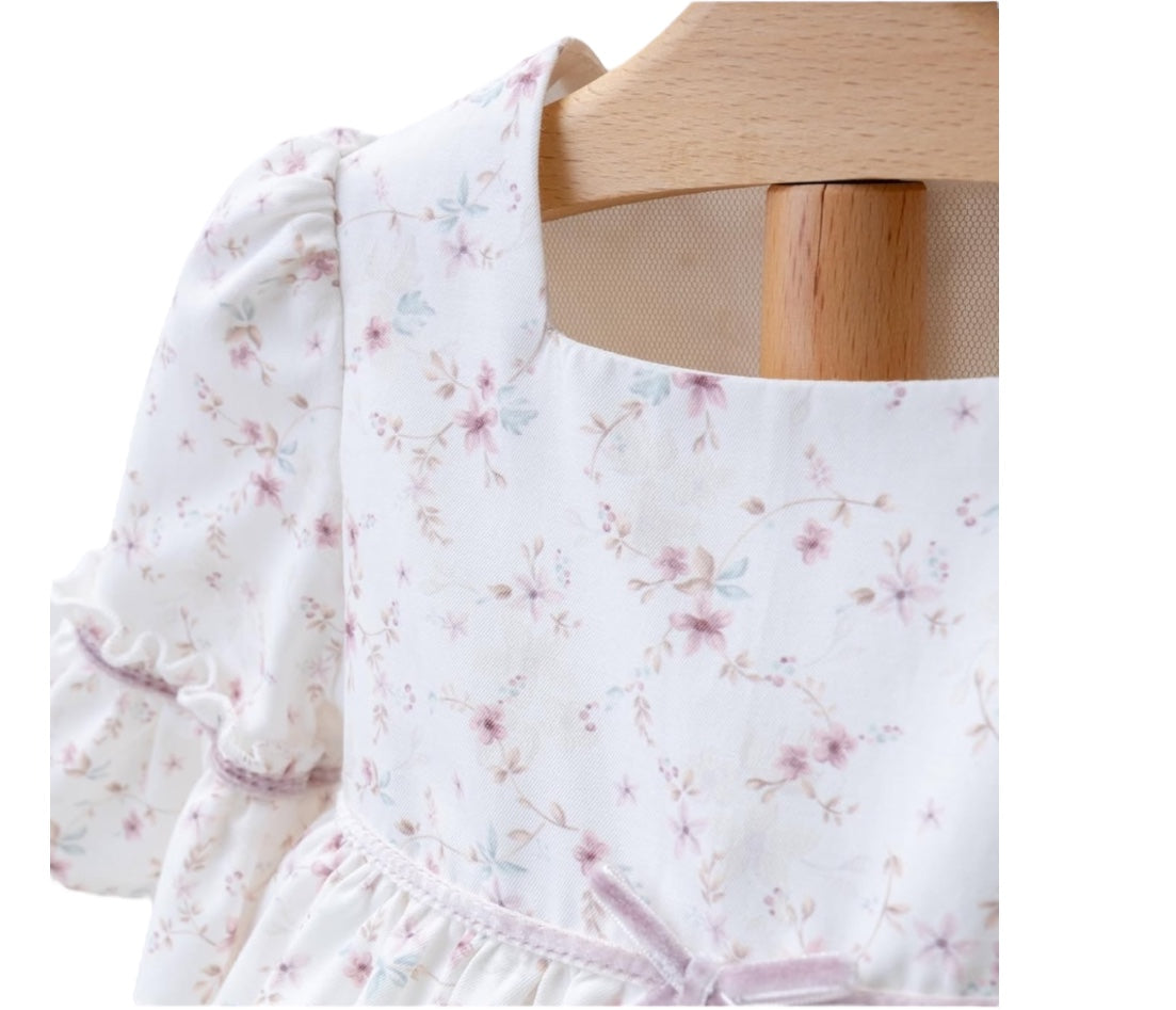 Vestido Blanco con Estampado Floral en Rosa Palo