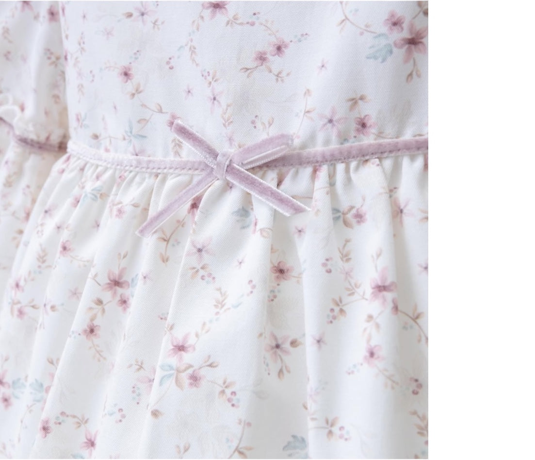Vestido Blanco con Estampado Floral en Rosa Palo