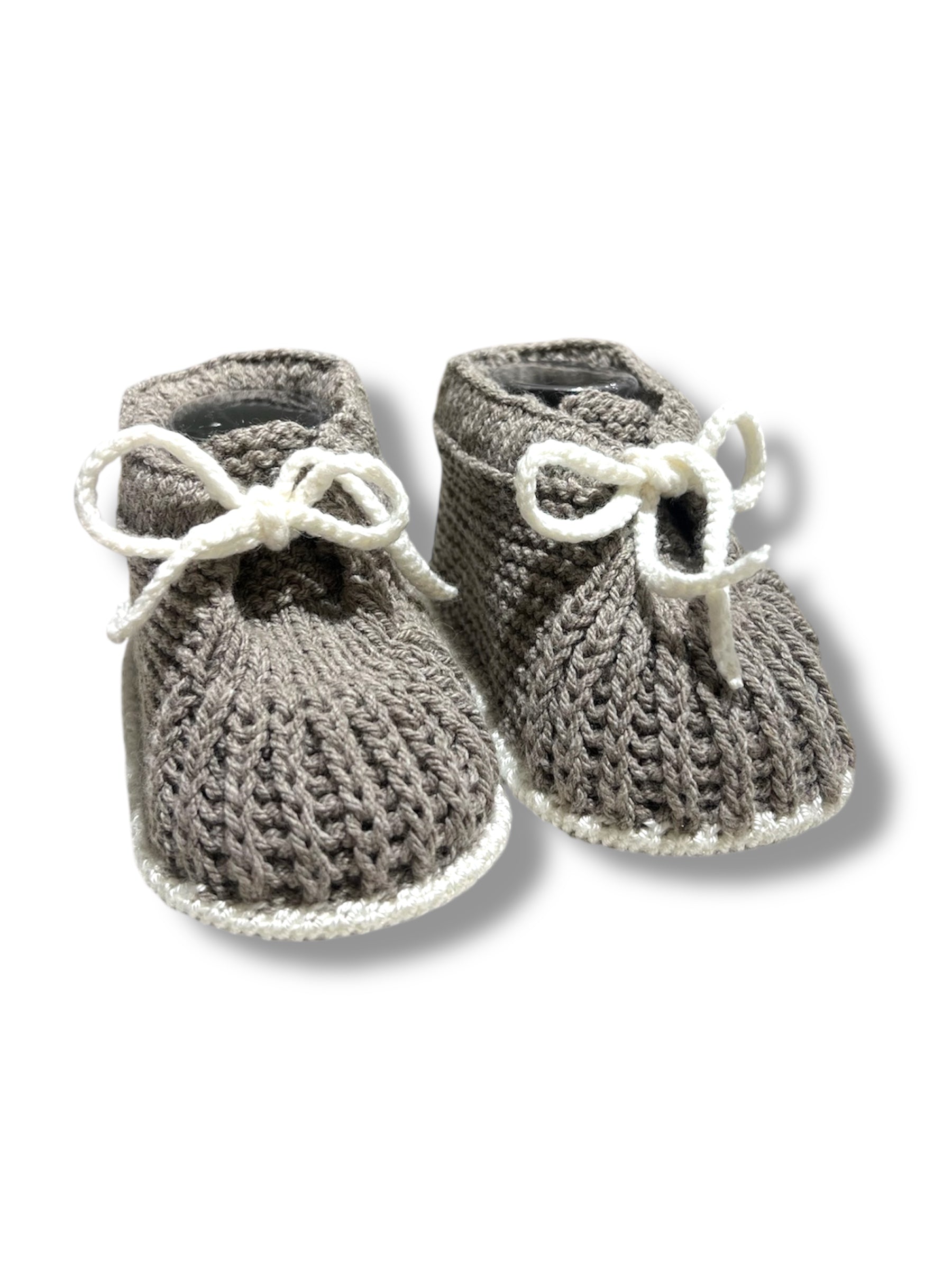 Botines Tejidos Grises con Detalles en Blanco